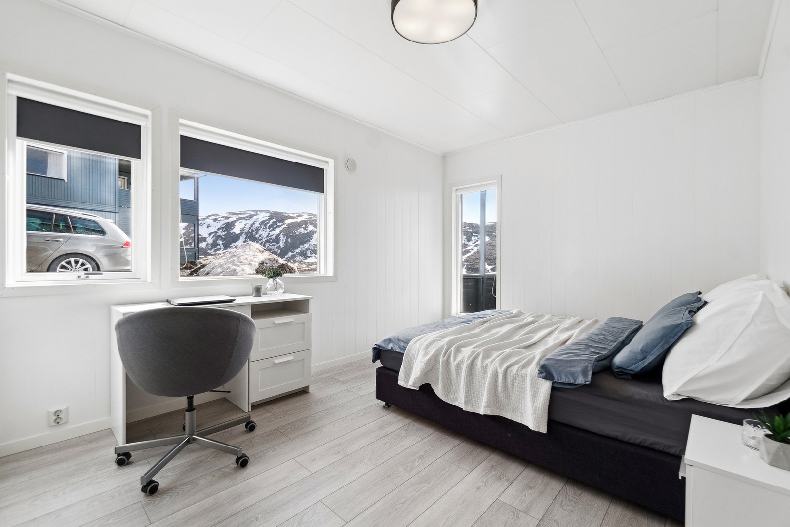 På hver sin side av gangen finner du begge soverom, som begge har en god størrelse. Galleribilde