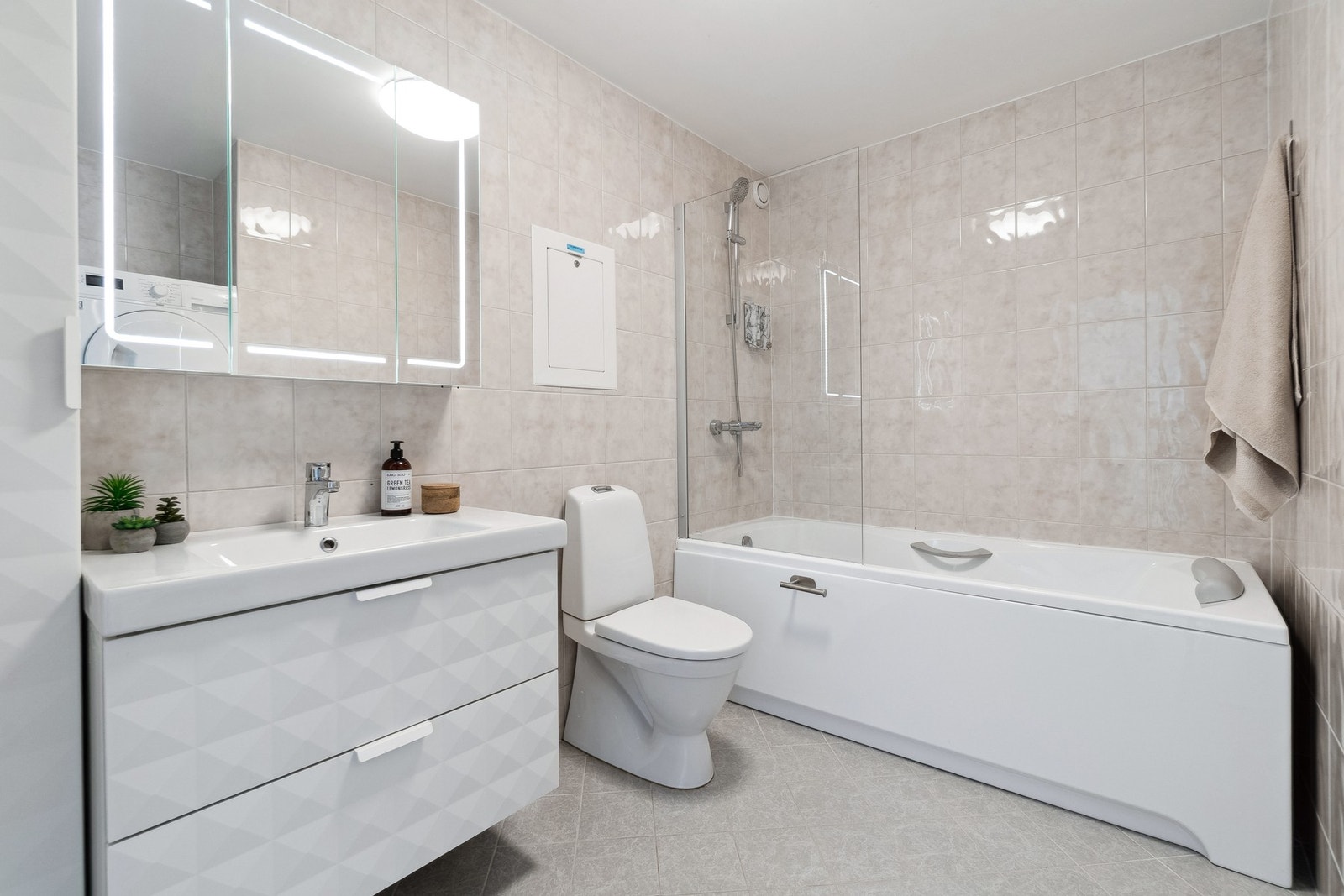 Badet er fra byggeår, men fremstår tidløst takket være lyse fargevalg på overflater og innredning. Her er det også byttet baderomsinnredning og toalett i nyere tid. Galleribilde