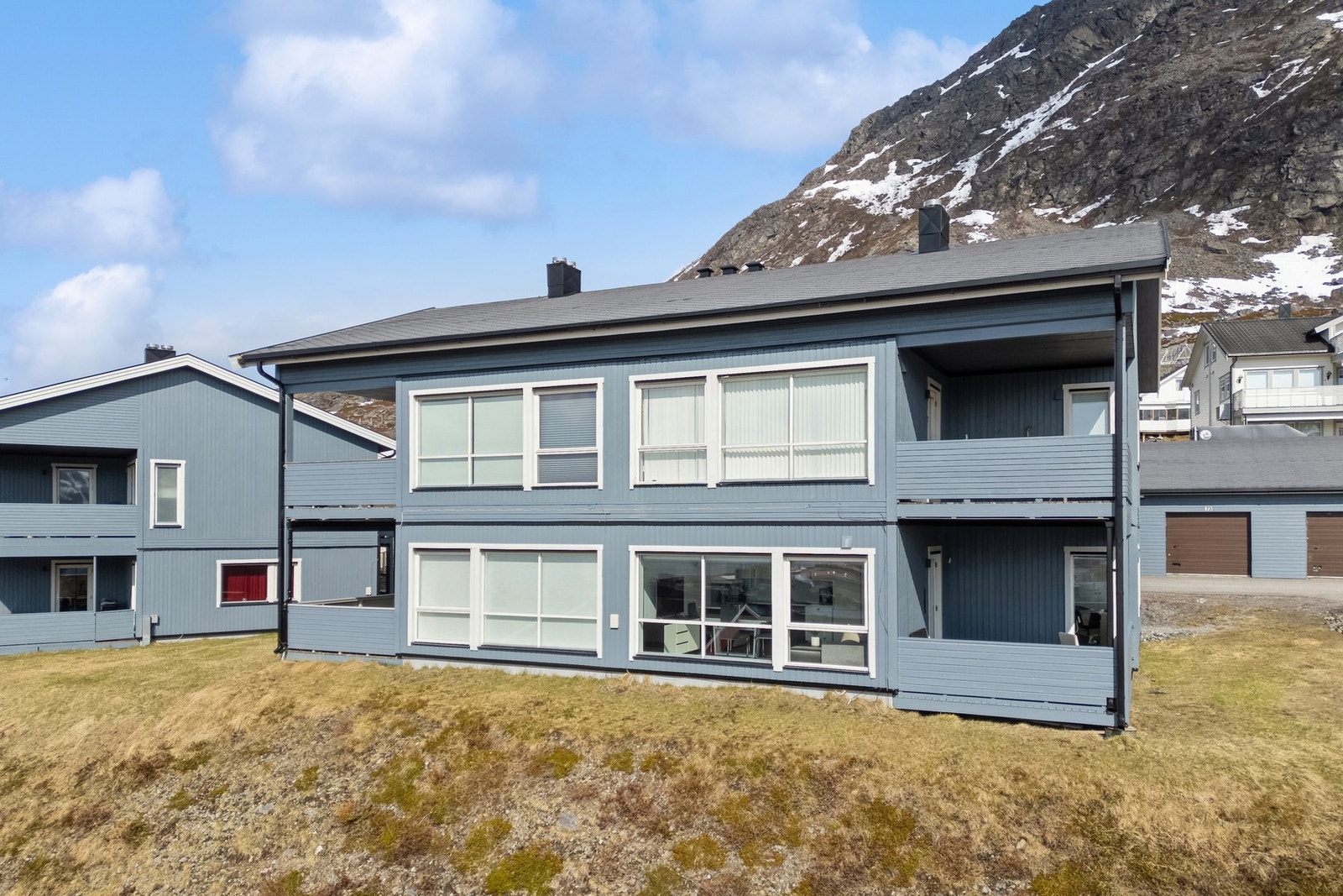 Boligen ligger i et attraktivt boligområde i Rypefjord i Hammerfest kommune, og har umiddelbar nærhet til skoler, barnehager, offentlig kommunikasjon, flotte rekreasjonsområder og gode servicetilbud. Galleribilde