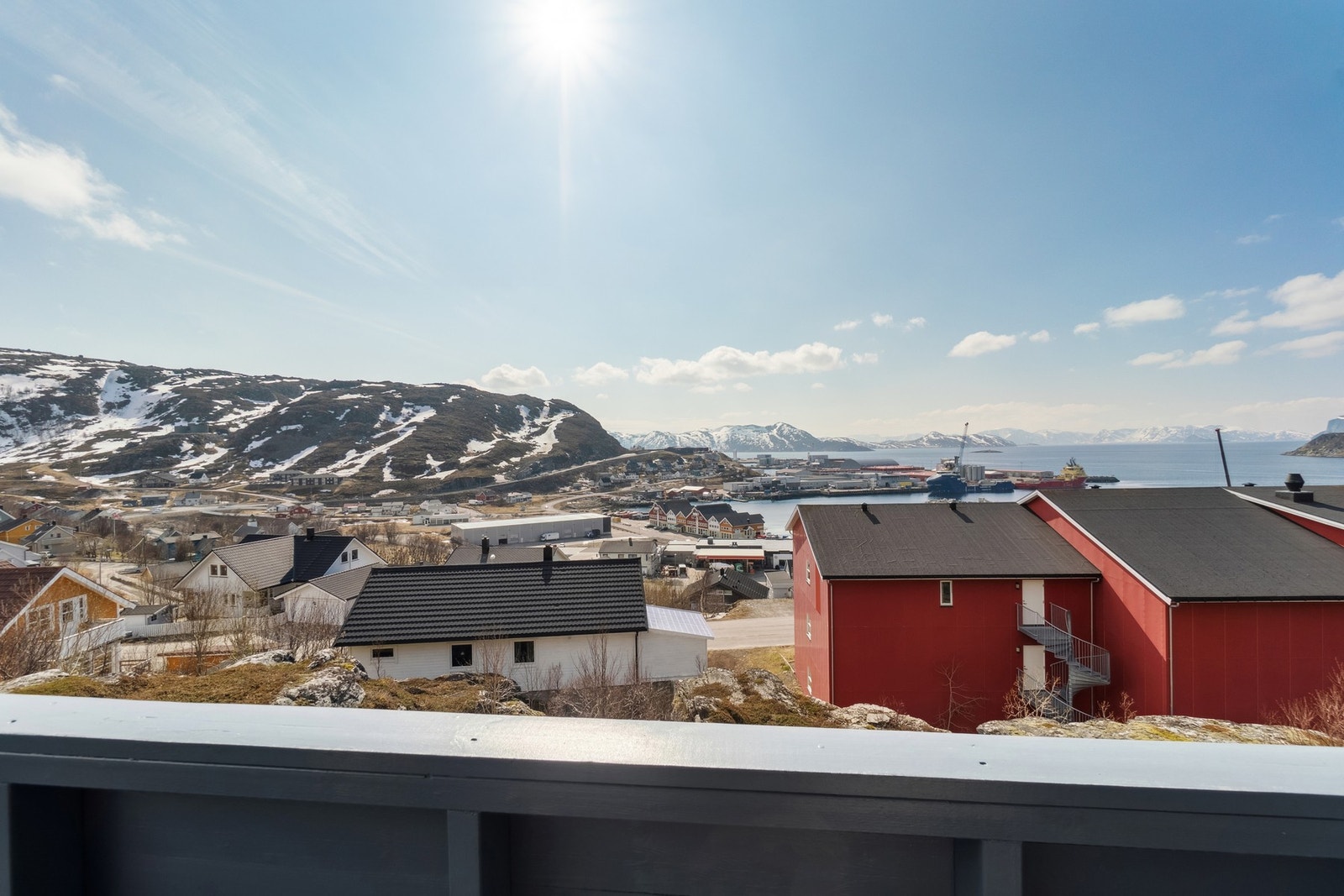 Eiendommen ligger også nær Breidablikk (badevann), samt flotte tur- og friluftsområder som gir gode rekreasjonsmuligheter både sommer og vinter. Galleribilde