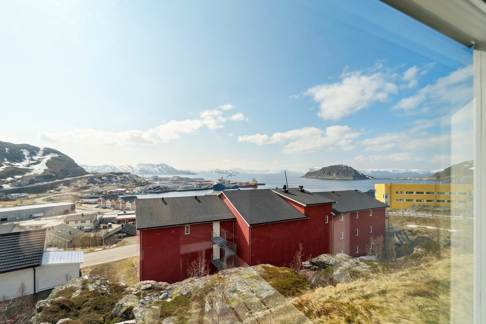 Boligen har en flott utsikt som du kan nyte både fra stuen og en egen terrasse. Galleribilde