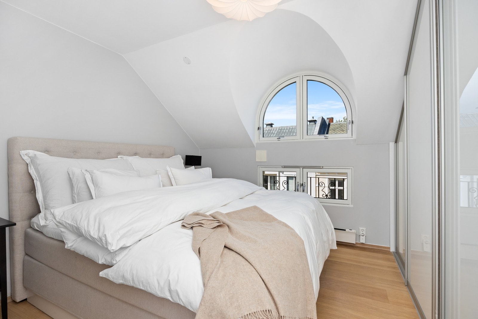 Lyst og behagelig hovedsoverom med skyvedørsgarderobe. Galleribilde