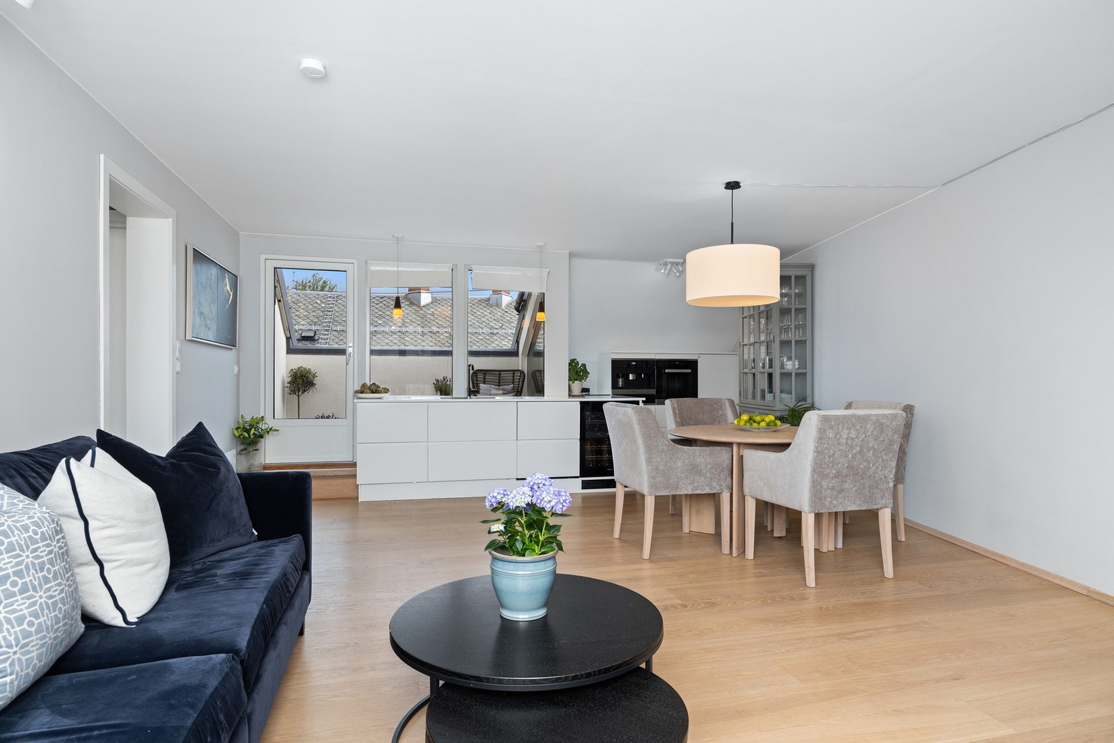 God planløsning med en åpen- og sosial stue-/kjøkkenløsning. Perfekt når venner og familie kommer på besøk. Galleribilde