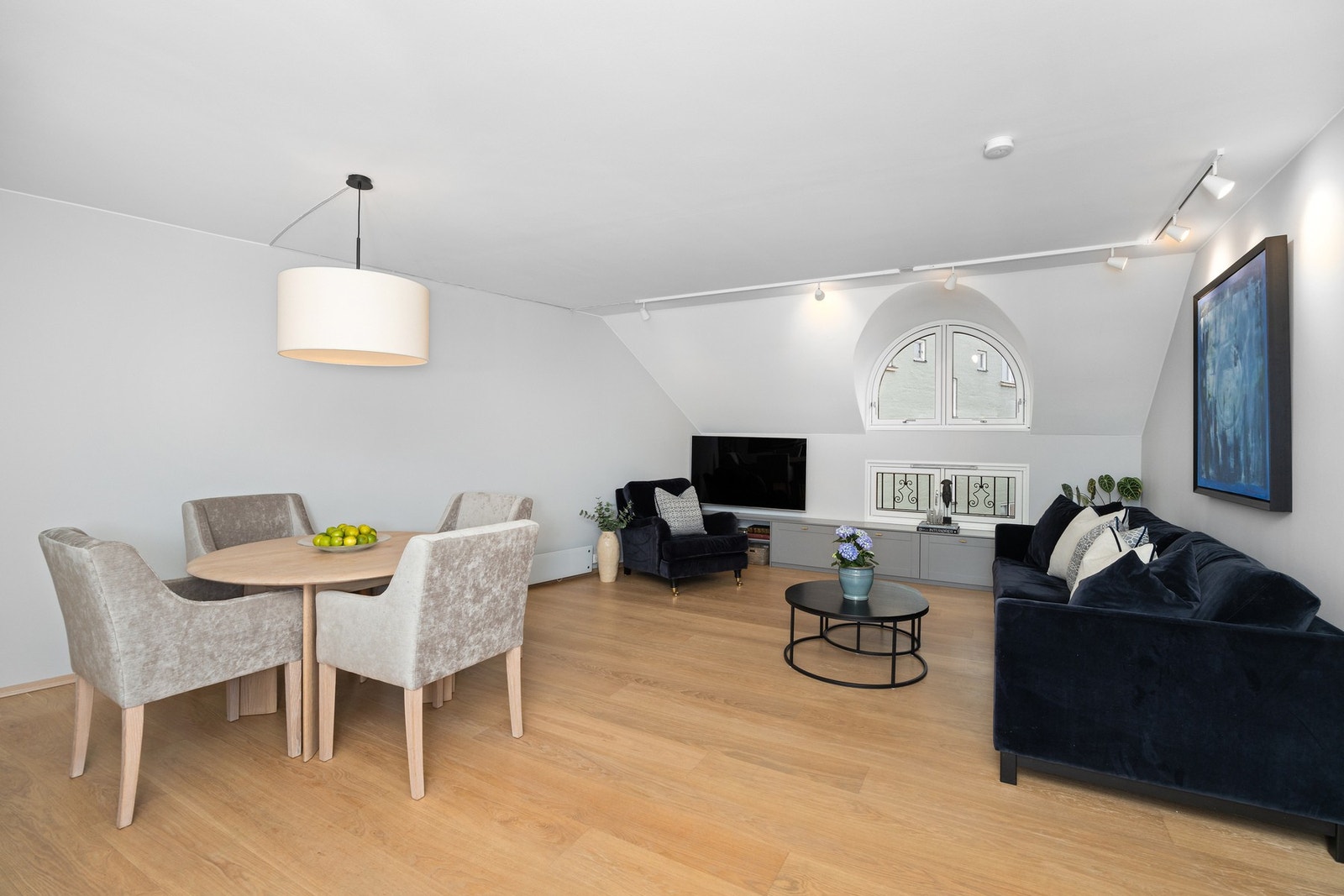 Stuen er gjennomgående med vinduer på begge sider som sikrer et godt lysinnslipp. Galleribilde