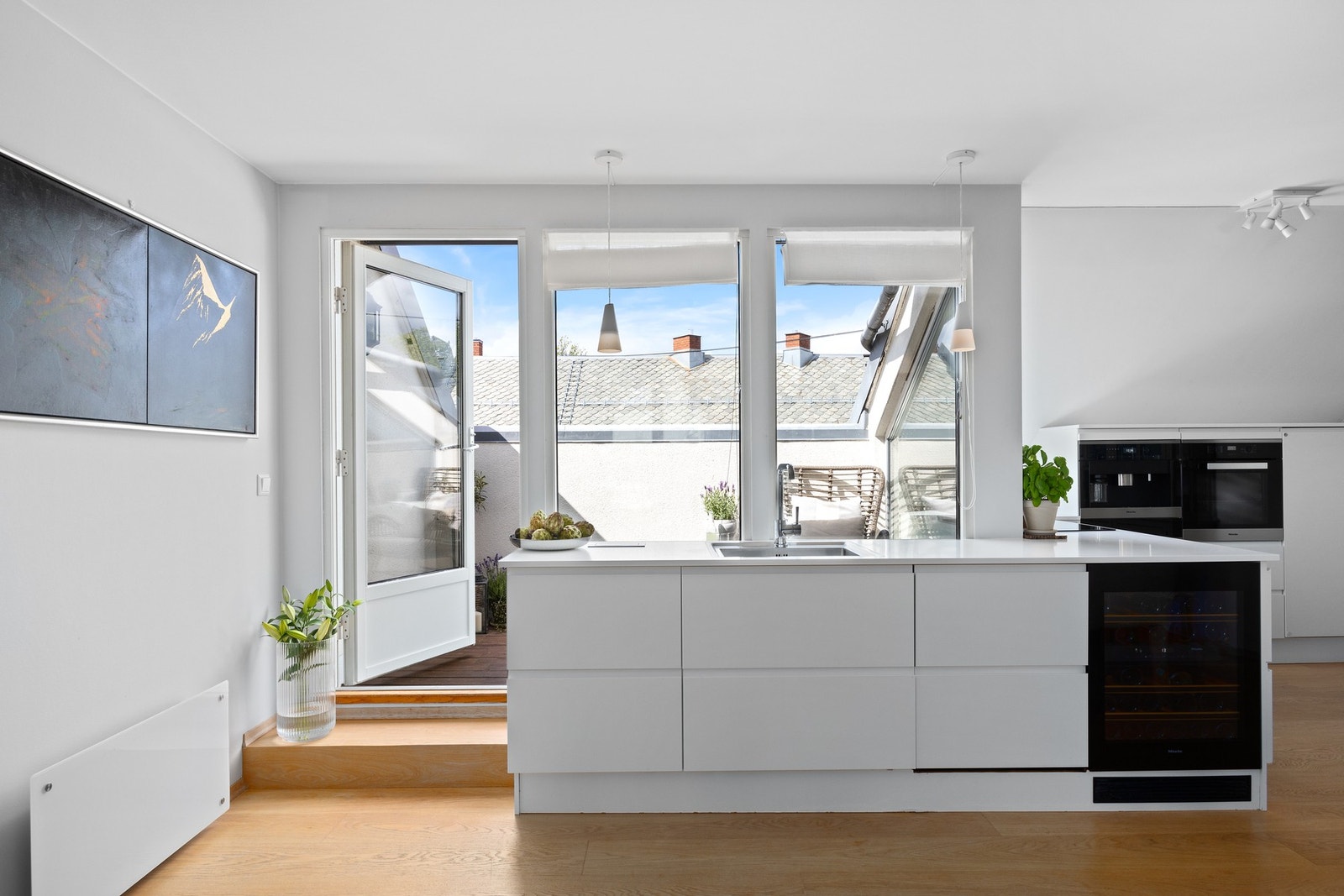 Store vinduer ved kjøkkenbenken og utgang til egen solrik takterrasse. Galleribilde