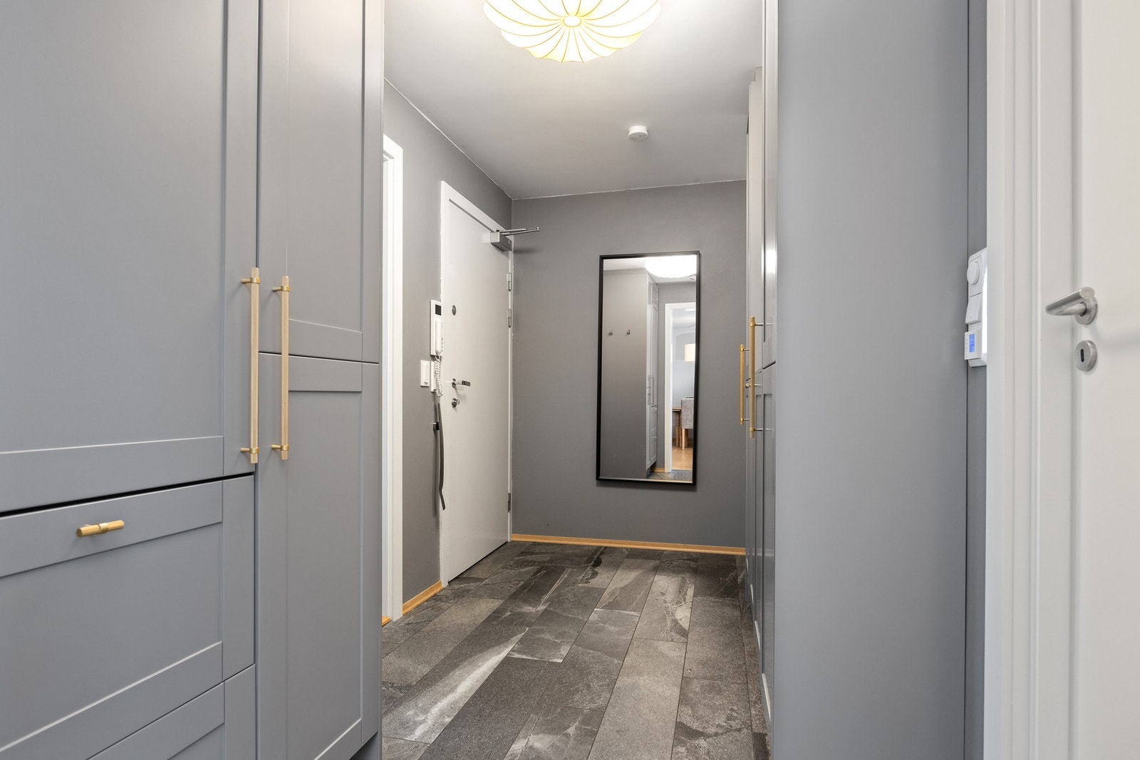 God plass til sko og ytterklær i entréen. Gulvvarme og dørcalling. Galleribilde