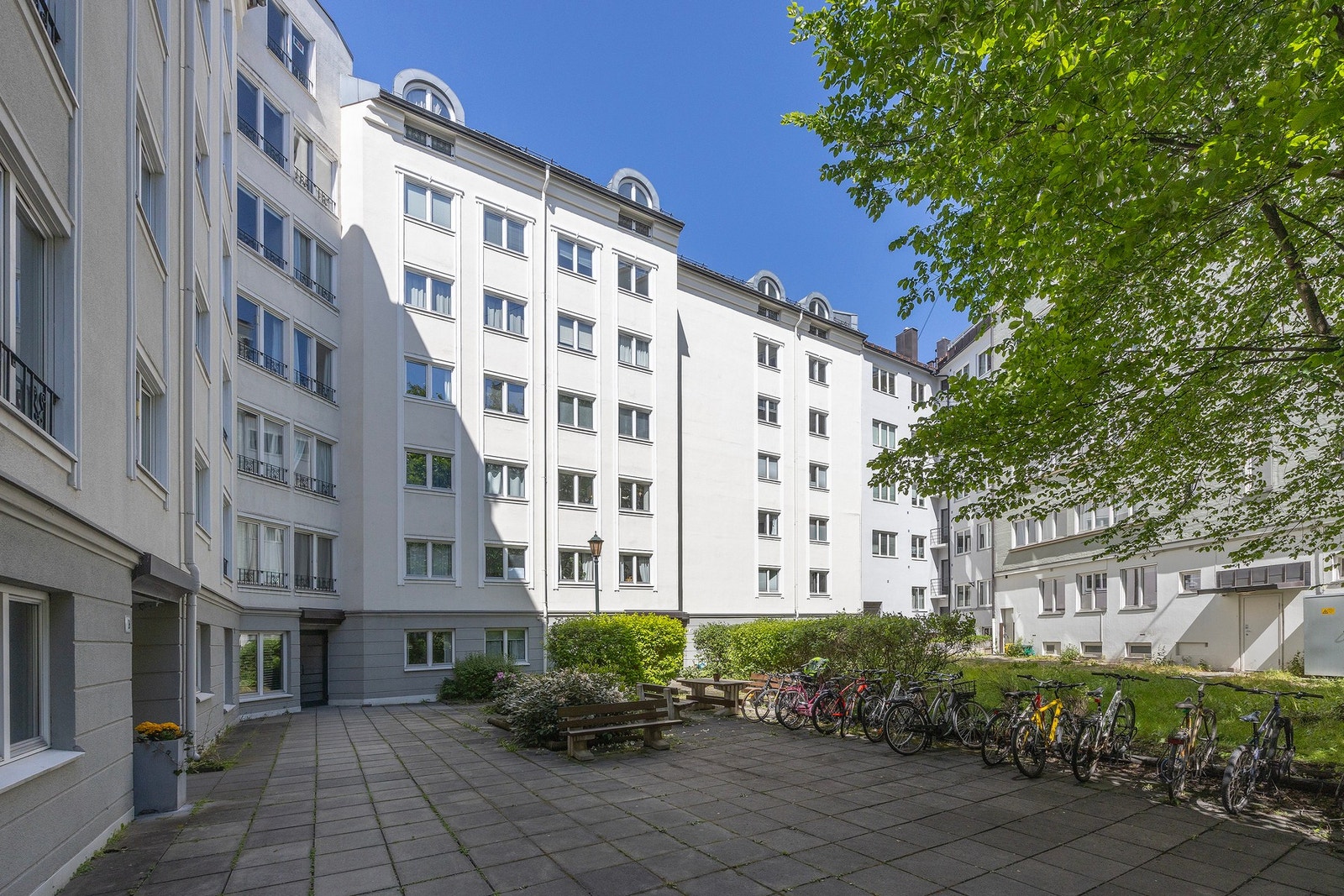 Flott bakgård med sittegrupper, sykkelparkering og grøntareal. Galleribilde