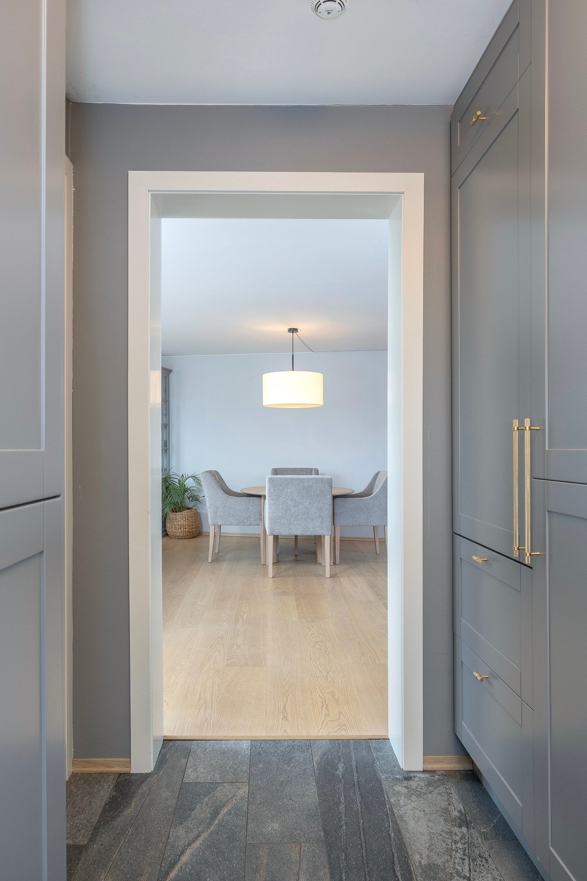 Fra entréen mot stuen og kjøkkenet. Galleribilde