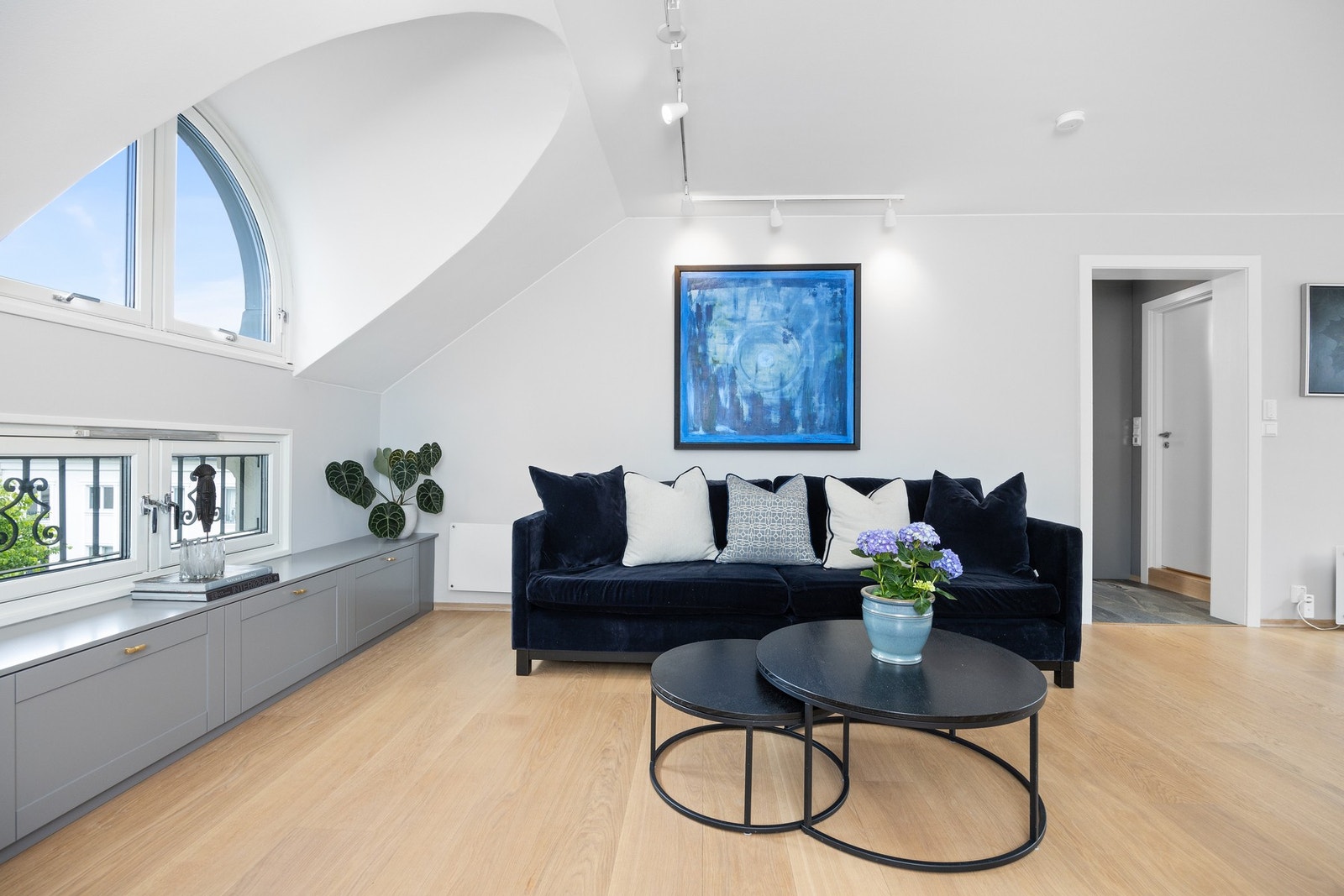 Svært innbydende standard med énstavs parkettgulv og slette malte overflater. Flotte buede vinduer. Galleribilde