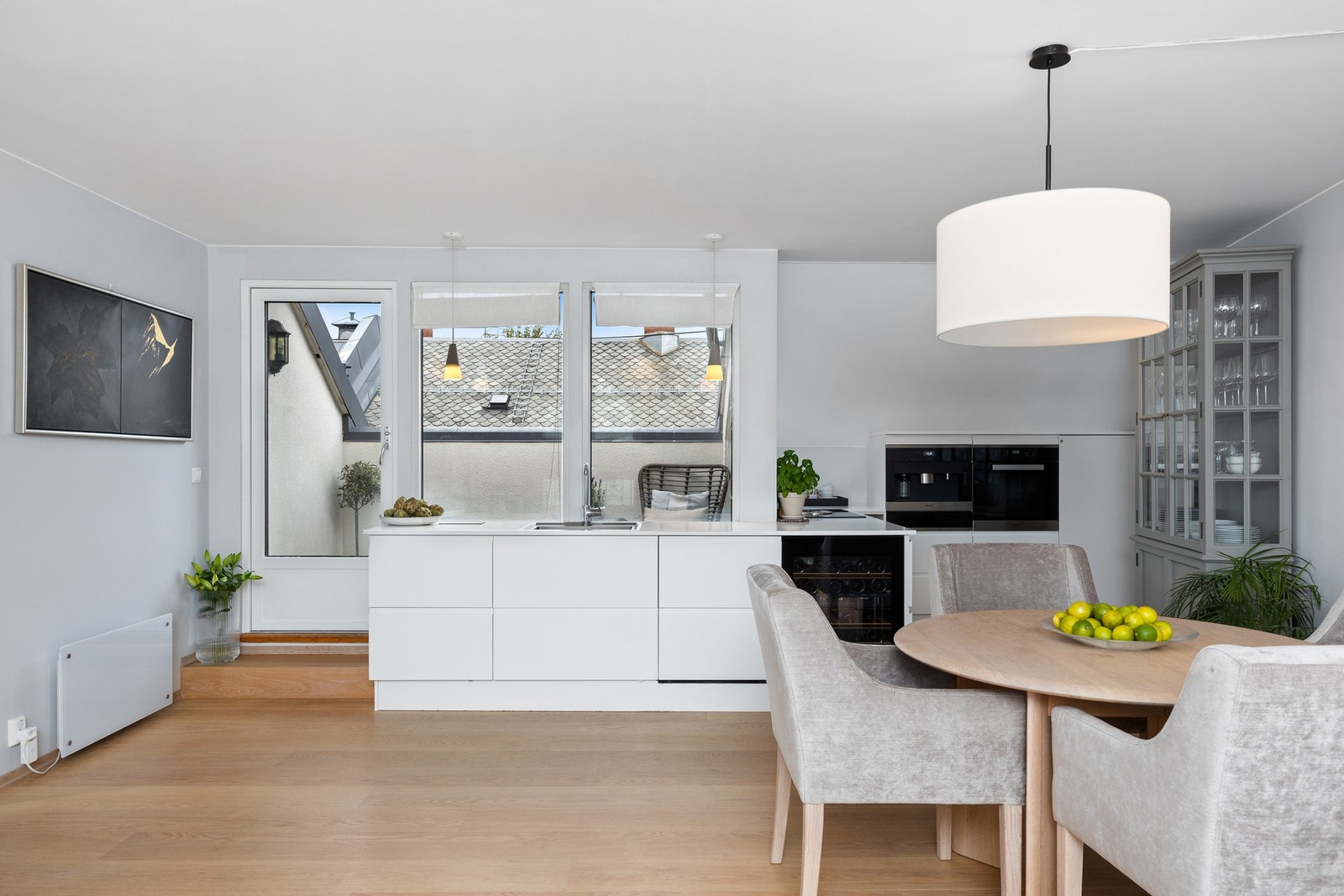 Tilknyttet kjøkkenet er det god plass til spisestue. Galleribilde