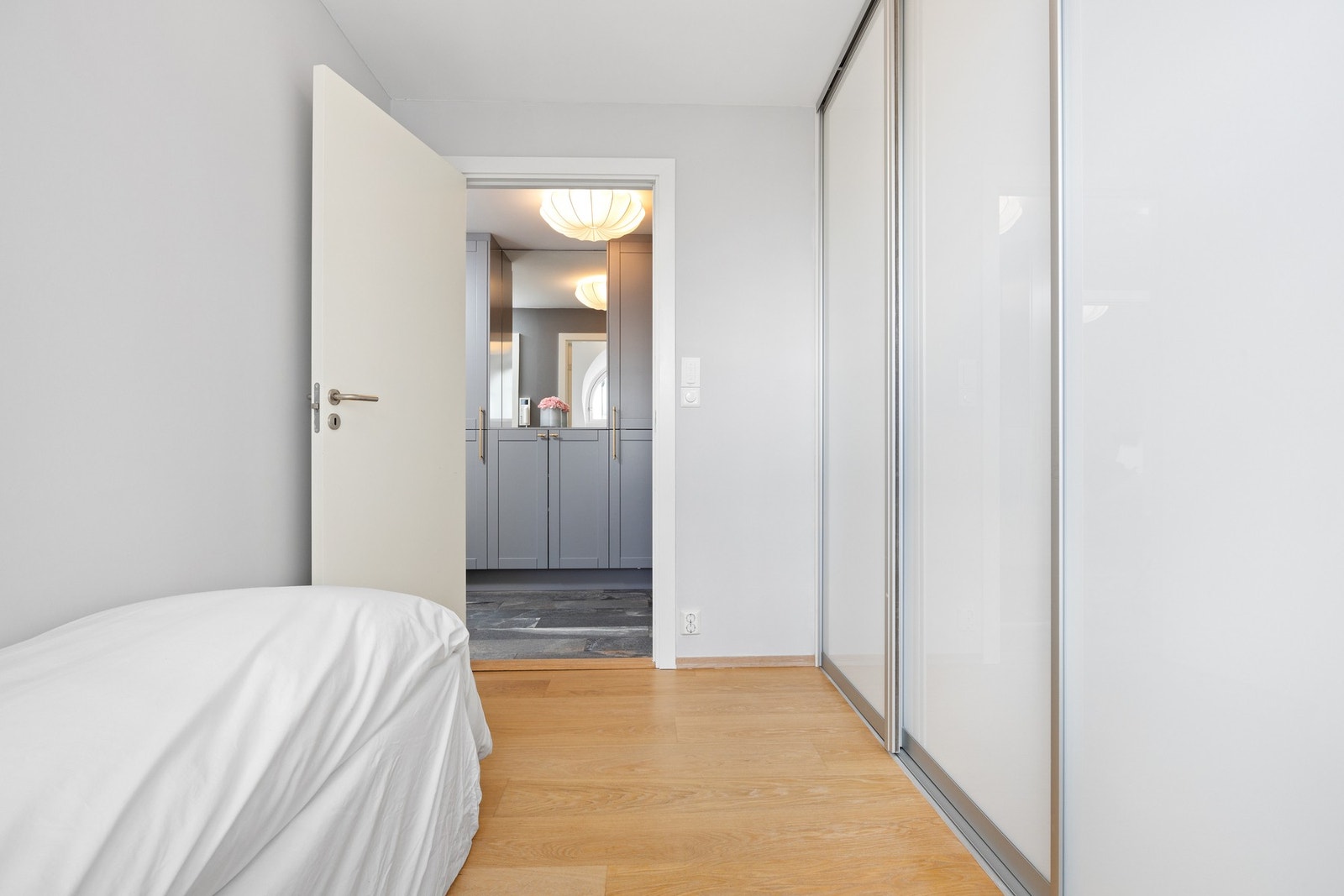 Fra soverom 2 mot entréen. Galleribilde