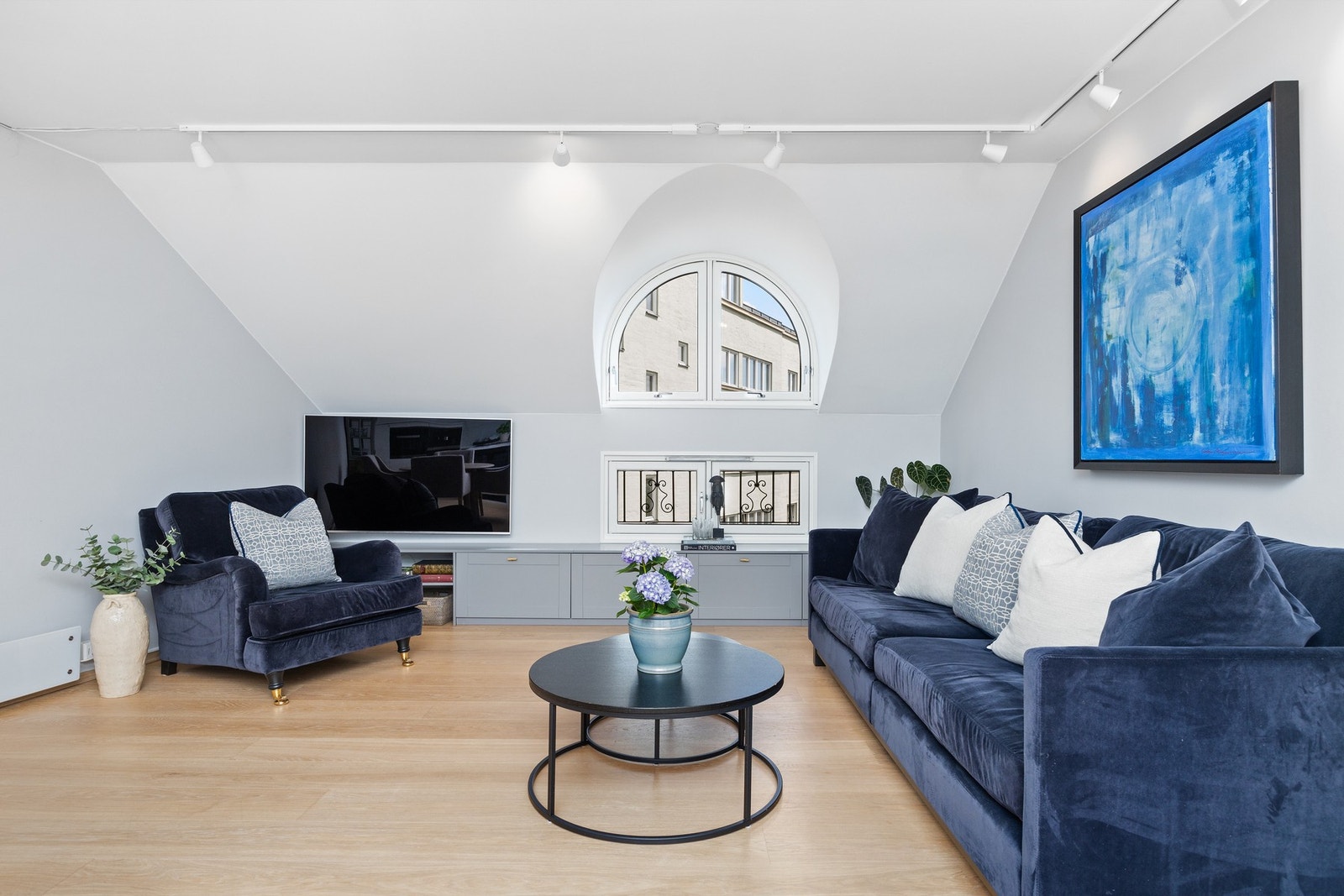 I stuen er det god plass til sofa med tilhørende møbler og spisestue tilknyttet kjøkkenet. Galleribilde