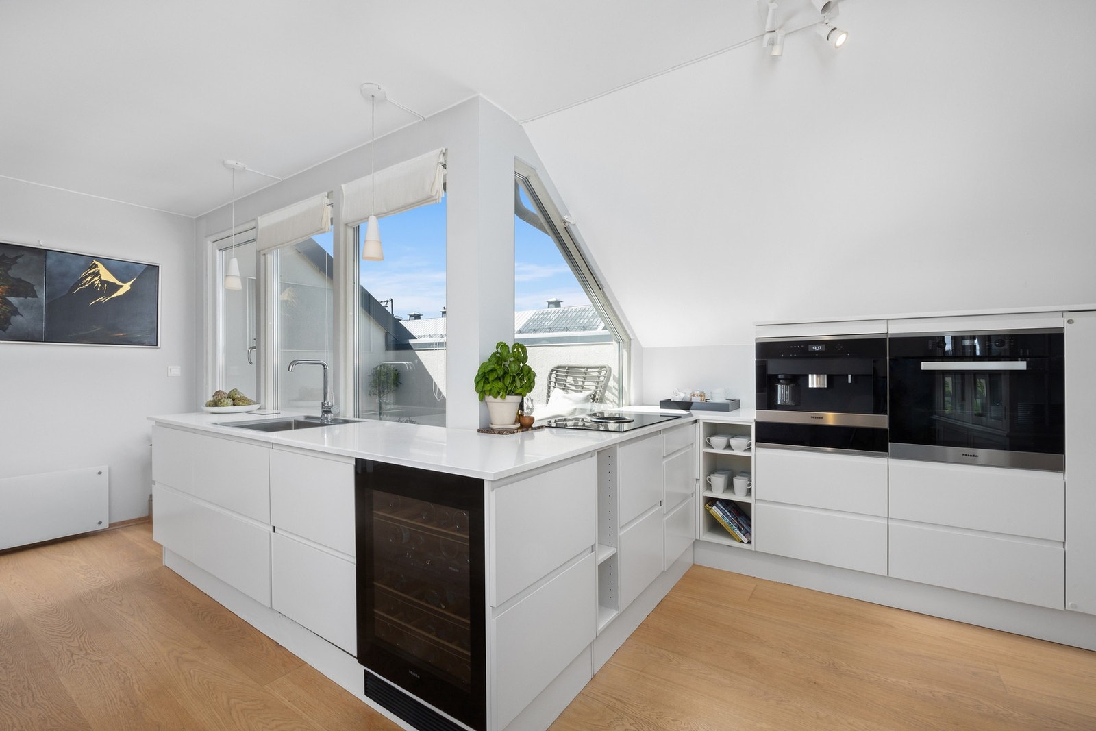 Lekker og moderne toppleilighet med stilren kjøkkeninnredning. Galleribilde