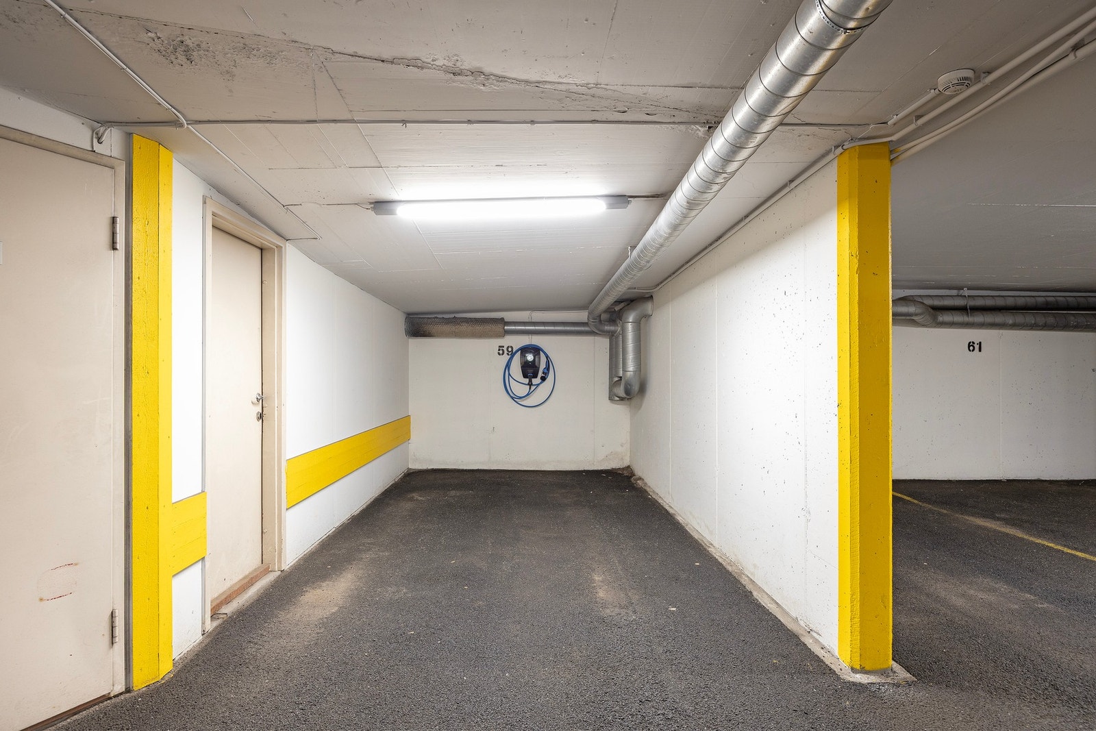 Selger eier garasjeplass nr 59 med elbillader under bygningen. Plassen kan kjøpes med leiligheten mot et tillegg. Se beskrivelse i salgsoppgaven. Galleribilde