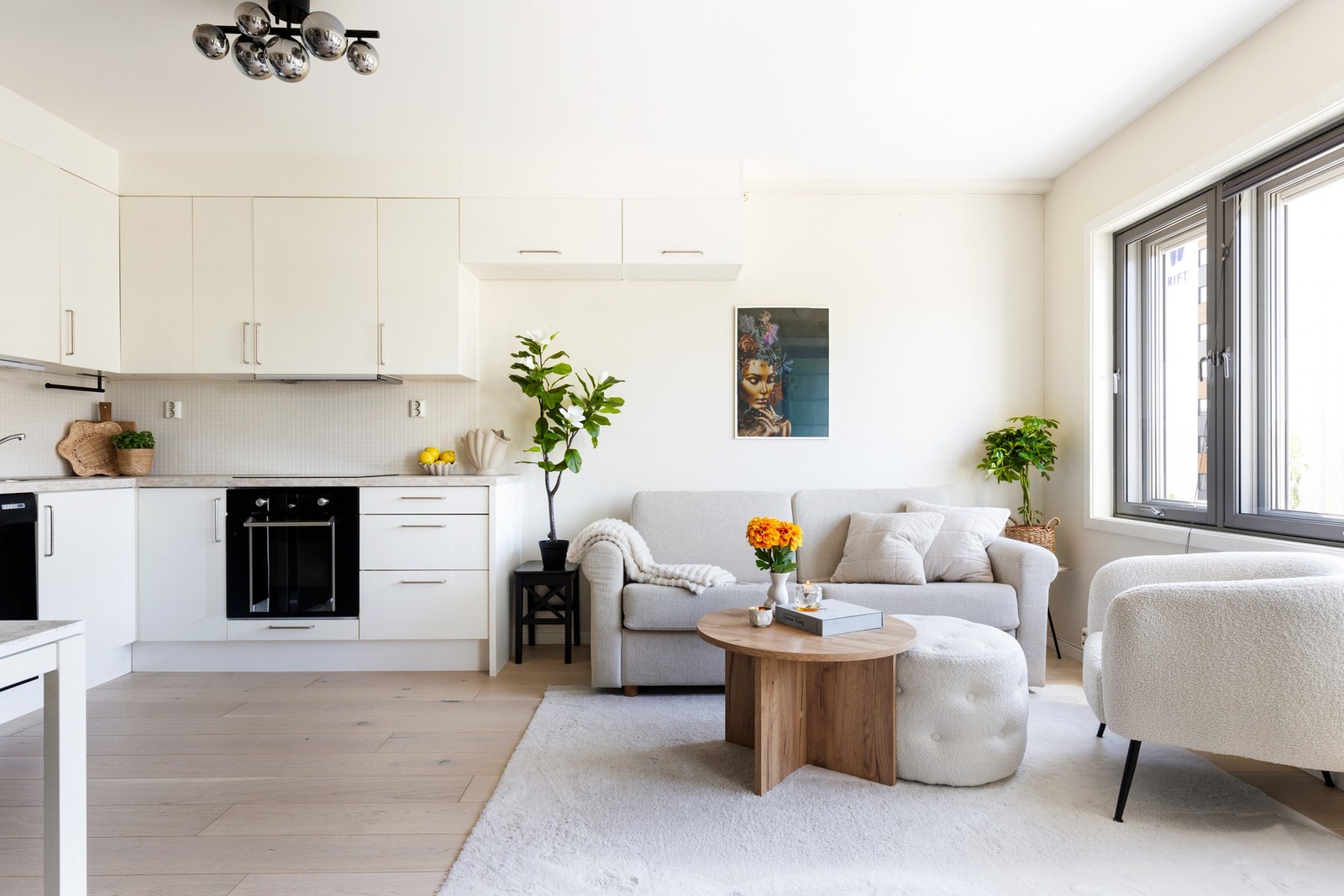 Videre har du plass til sofa og tilhørende møblement. Galleribilde