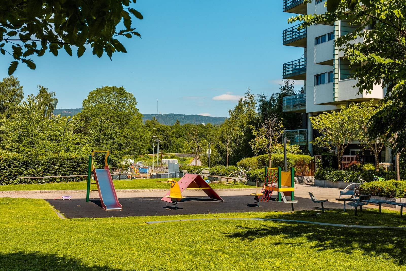 Leiligheten ligger i et hyggelig område med opparbeidet grøntområde samt lekeapparat for de mindre. Galleribilde