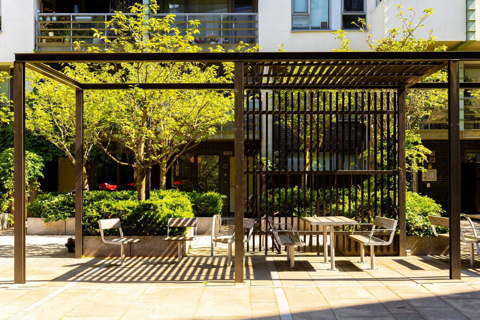 Utenfor inngangspartiet er det satt opp pergola med sittegrupper. Her kan du samle venner og familie til sosiale sammenkomster. Galleribilde