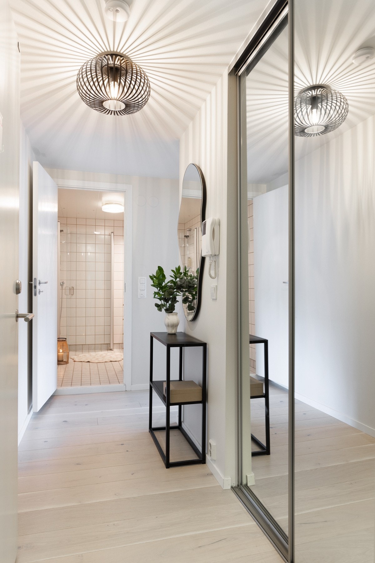 Her har du tilgang til innebygd skyvedørsgaderobe med speil, noe som kommer godt med til oppbevaring av sko og yttertøy. Galleribilde