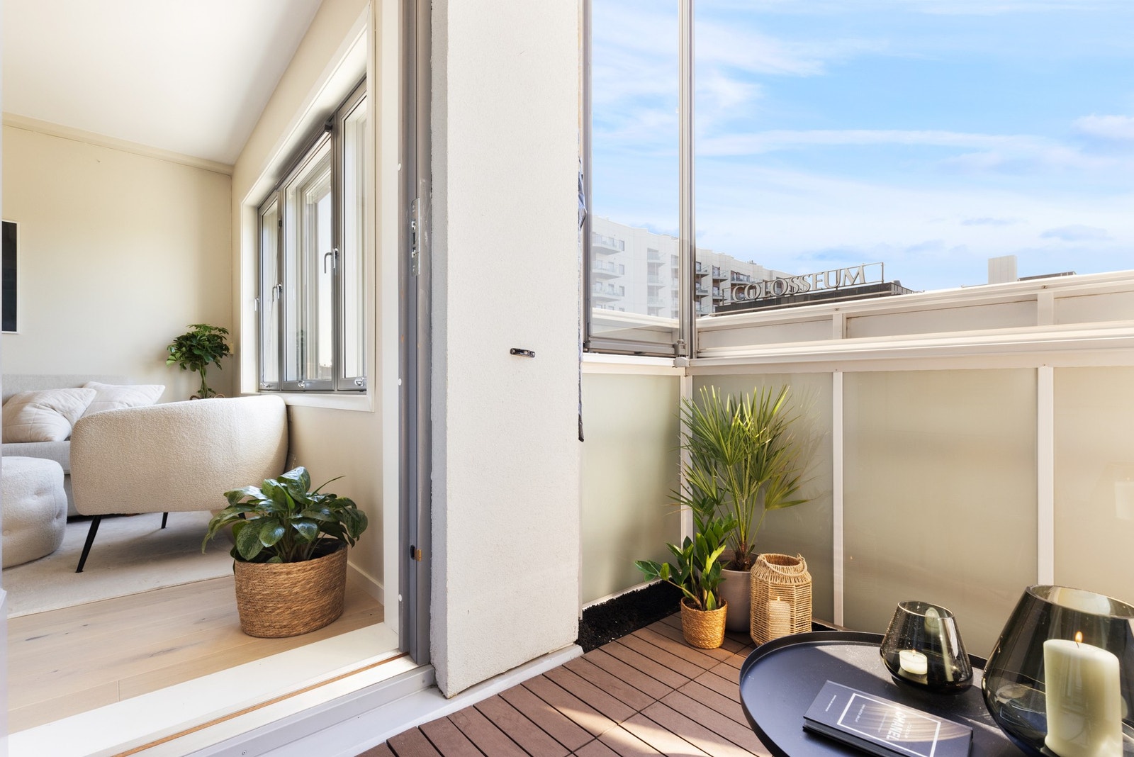 Balkongen blir som en forlengelse av stuen på sommerhalvåret. Galleribilde