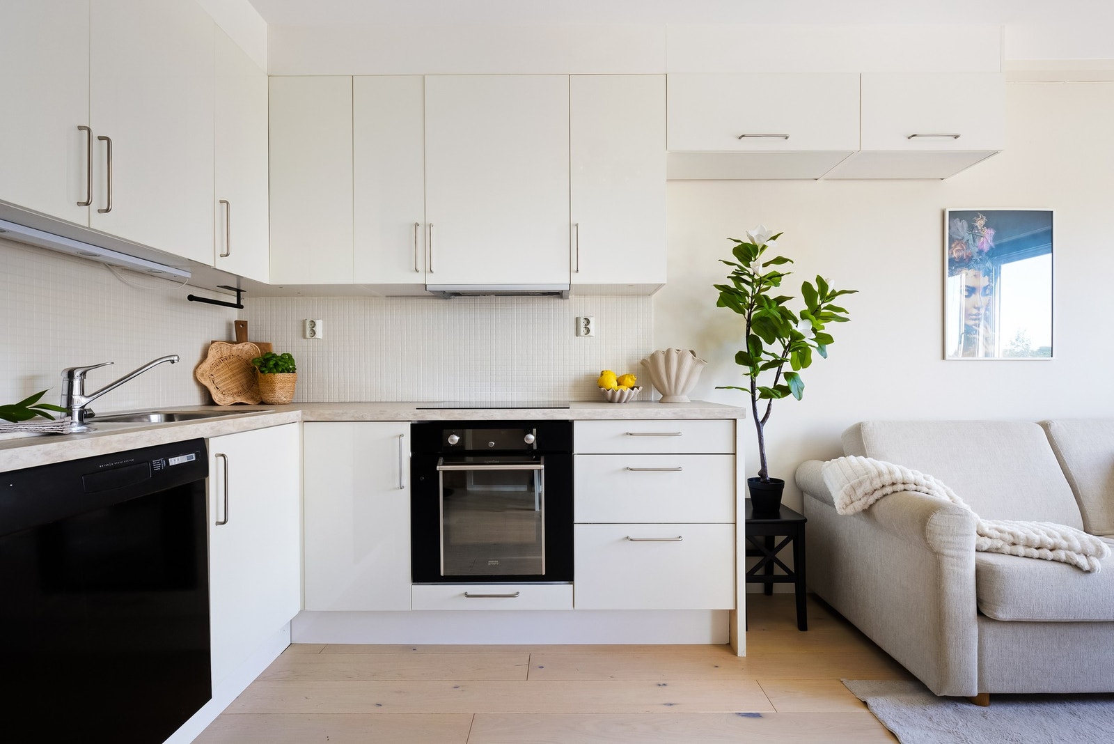 Av hvitevarer på kjøkkenet er det oppvaskmaskin, stekeovn, platetopp og kjøl/fryseskap - disse medfølger ved salg. Galleribilde