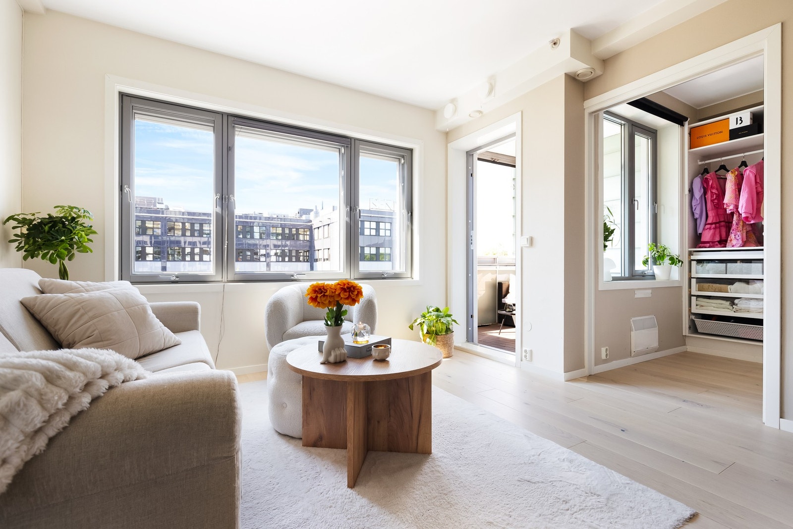 Dette er en fin, lys og moderne 2-roms leilighet beliggende i byggets 4.etasje med heisadkomst. Galleribilde