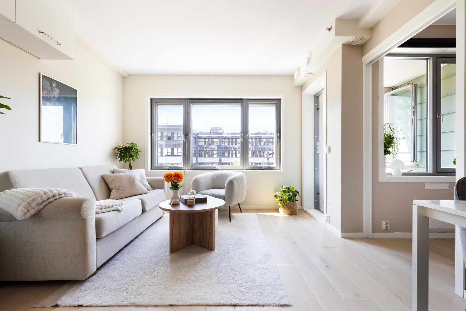 Leiligheten holder en god planløsning med store vindusflater som slipper inn naturlig lys. Galleribilde