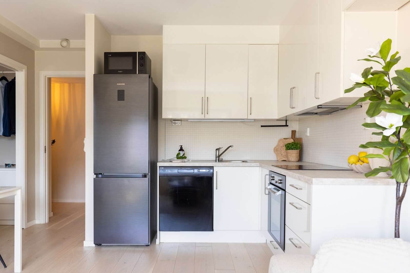 Lys og fin kjøkkeninnredning som er fra Norema og var ny i 2008. Innredningen har slette fronter, malte fronter og benkeplate med nedfelt servant. Galleribilde