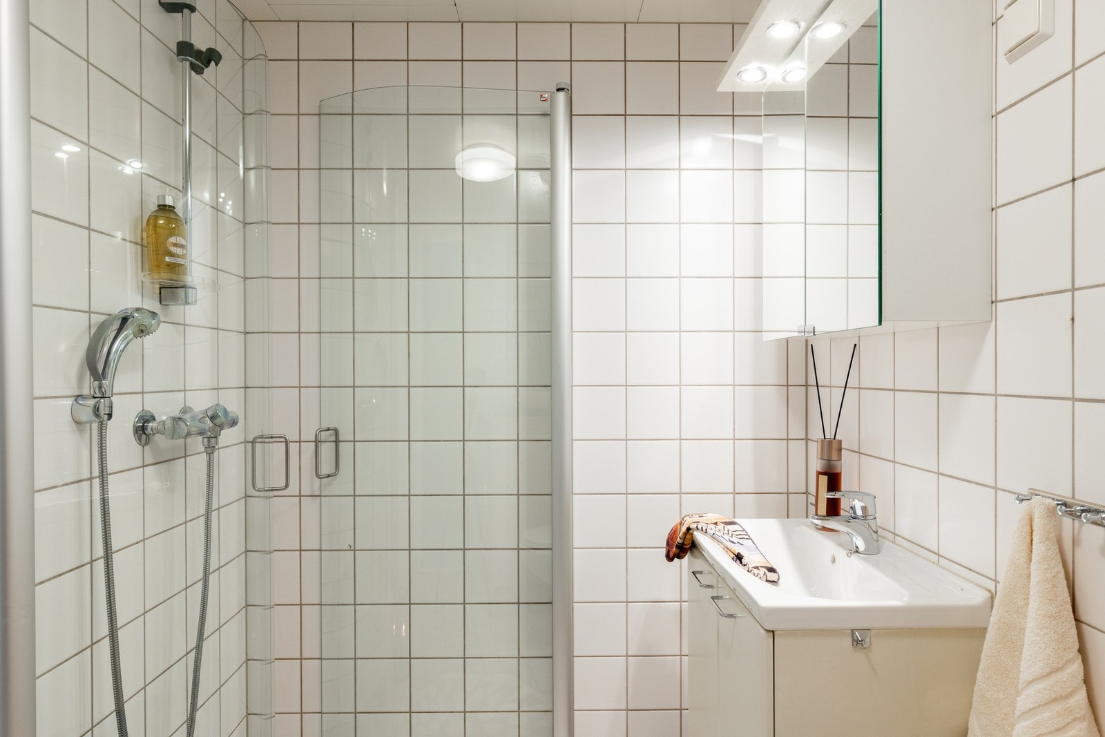 Pent, flislagt bad av god størrelse. På badet er det en tidløs innredning som inkluderer et underskap med nedfelt servant. Galleribilde