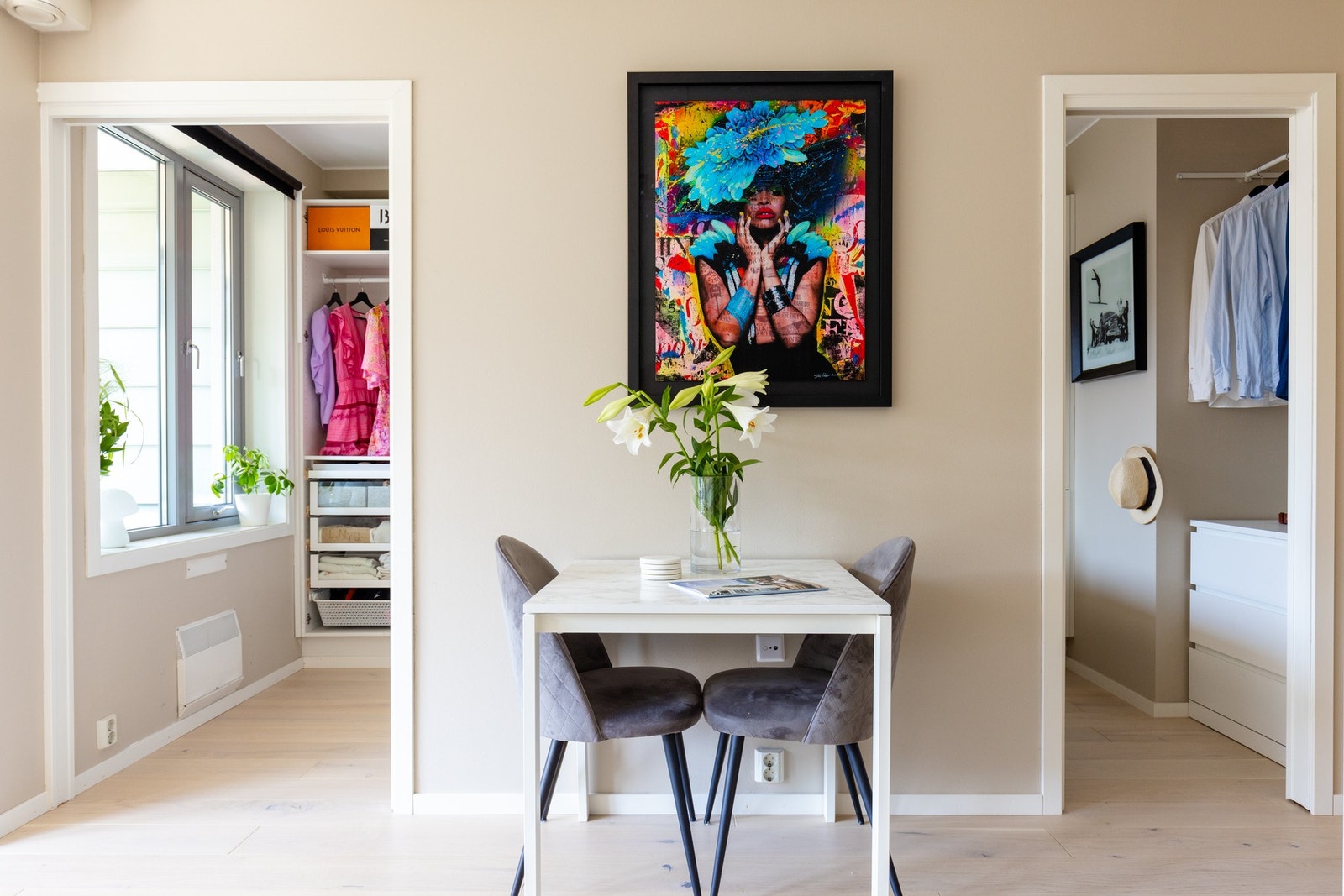 I stuen er det naturlige soner for møblering. Her har du plass til et hyggelig spisebord. Galleribilde