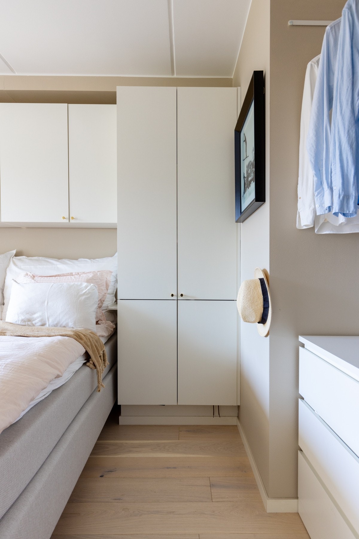 Praktisk adkomst til soverommet via to skyvedører som sørger for at hver kvadratmeter utnyttes optimalt. Galleribilde