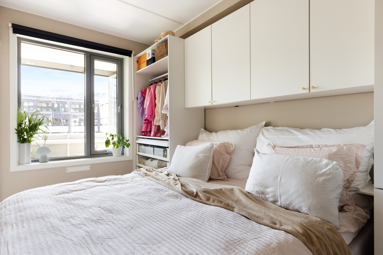 Soverom med plastbygget garderobeløsning rundt sengen. Her har du gode oppbevaringsmuligheter til klær og diverse. Galleribilde