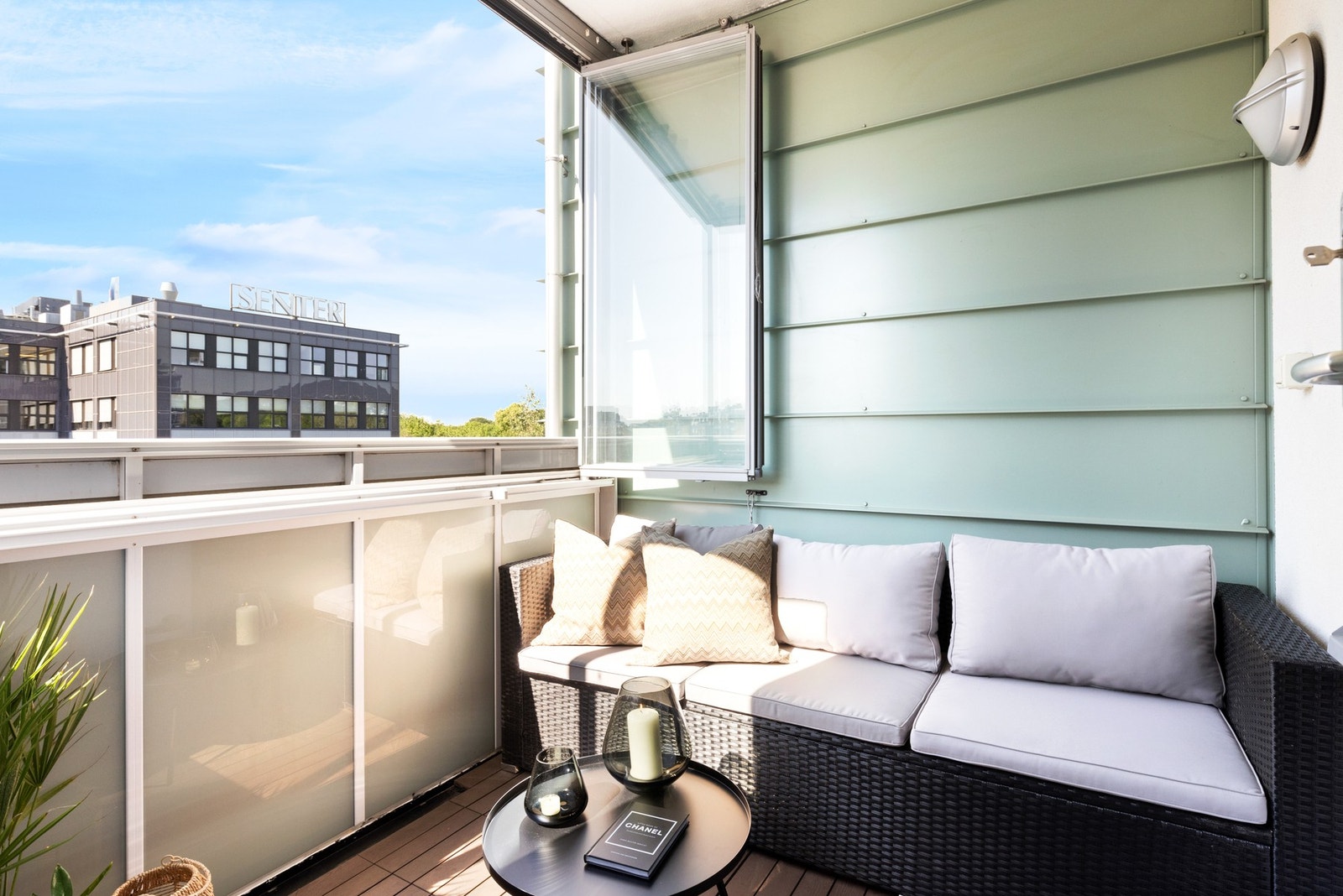 Her har du plass til loungemøbler og beplantning. Galleribilde