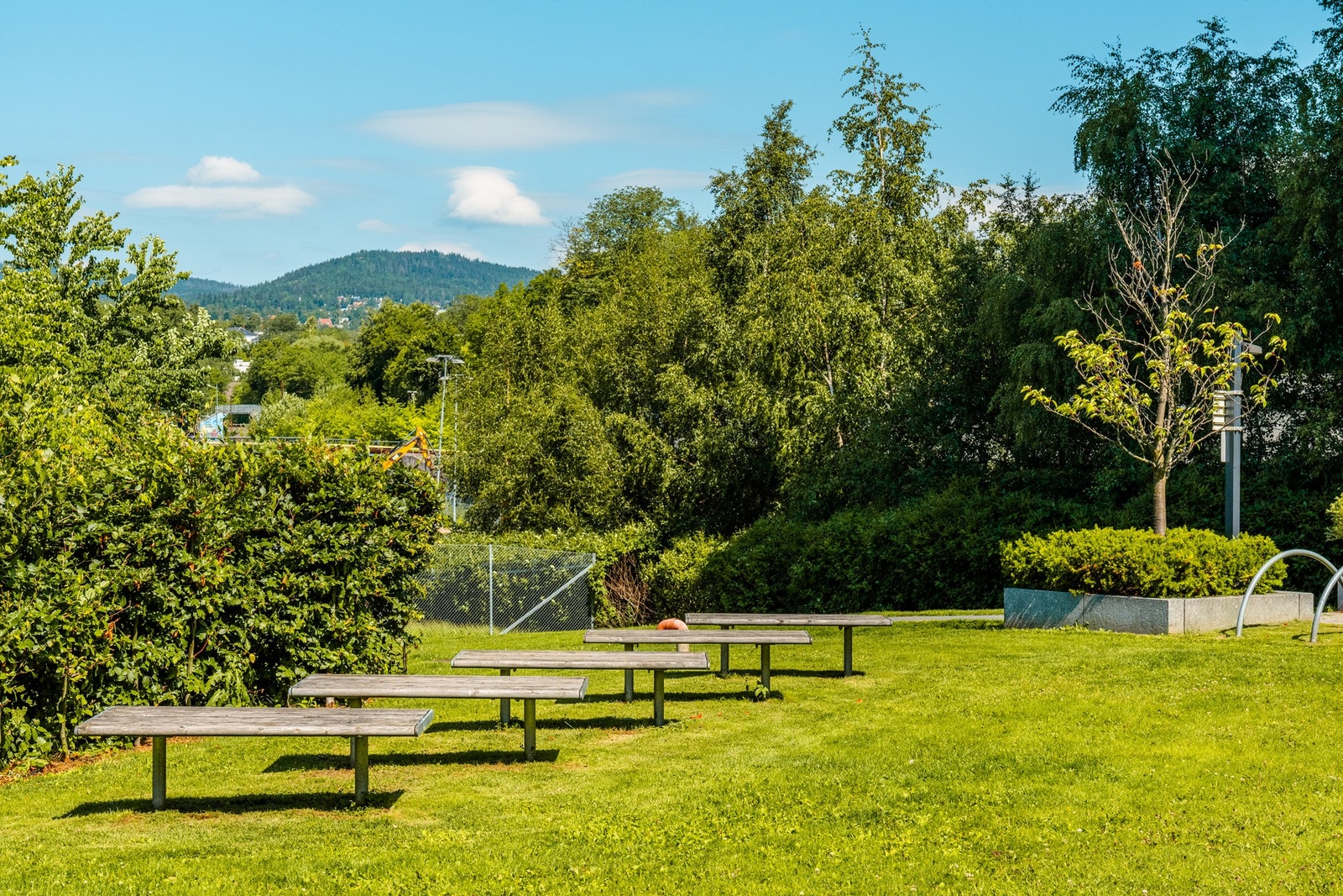 Det er også satt opp benker hvor du kan nyte solen utenfor. Galleribilde