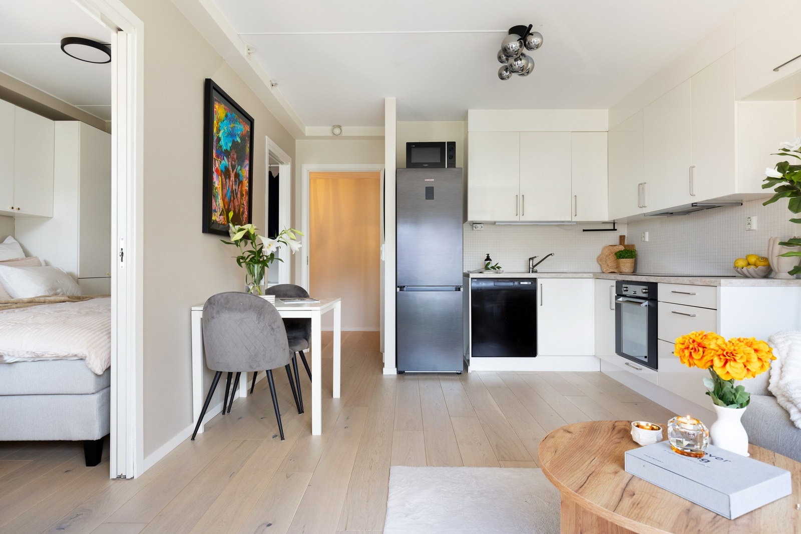 Kjøkkenet ligger i en åpen løsning mot stue. Dette bidrar til et sosialt allrom! Galleribilde