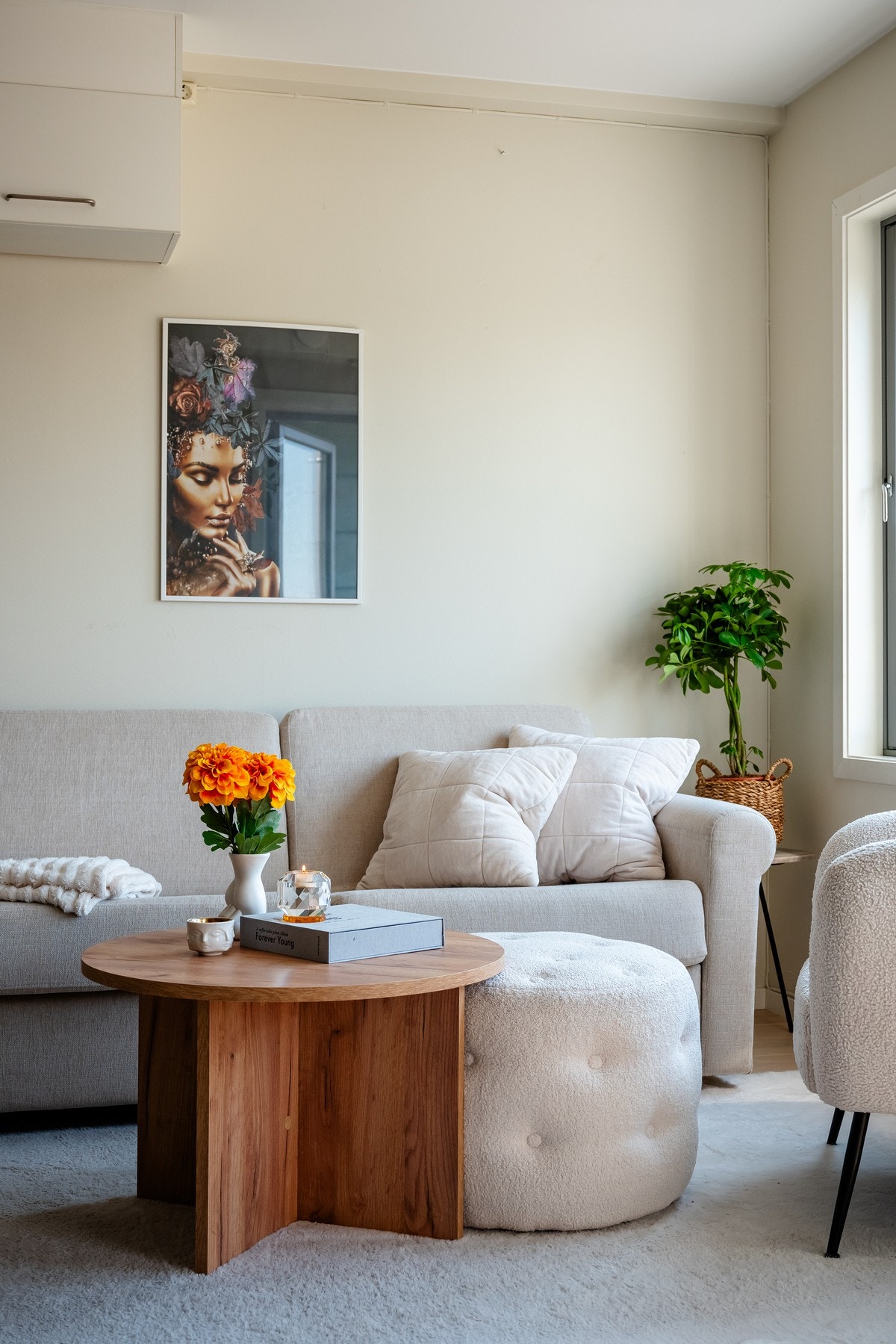 Overflater er malt i moderne farger og gulv er lagt med parkett. Galleribilde