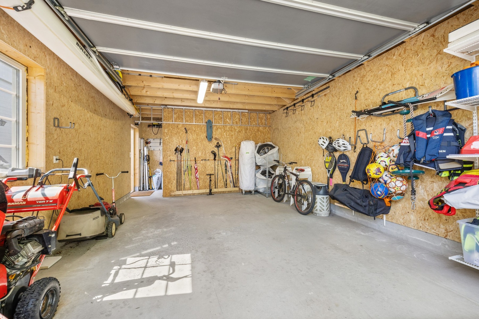 Garasjen er svært romslig og byr på praktiske løsninger. Galleribilde