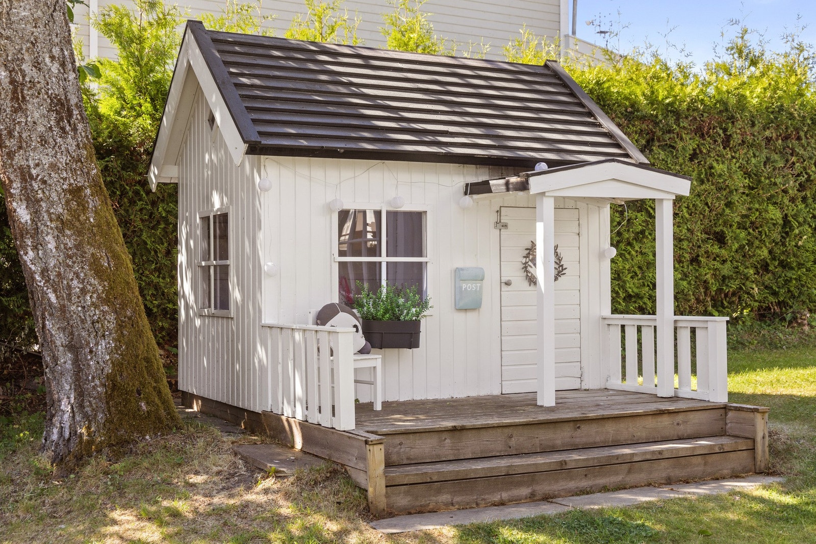 Her er det et pent klassisk dukkehus. Galleribilde