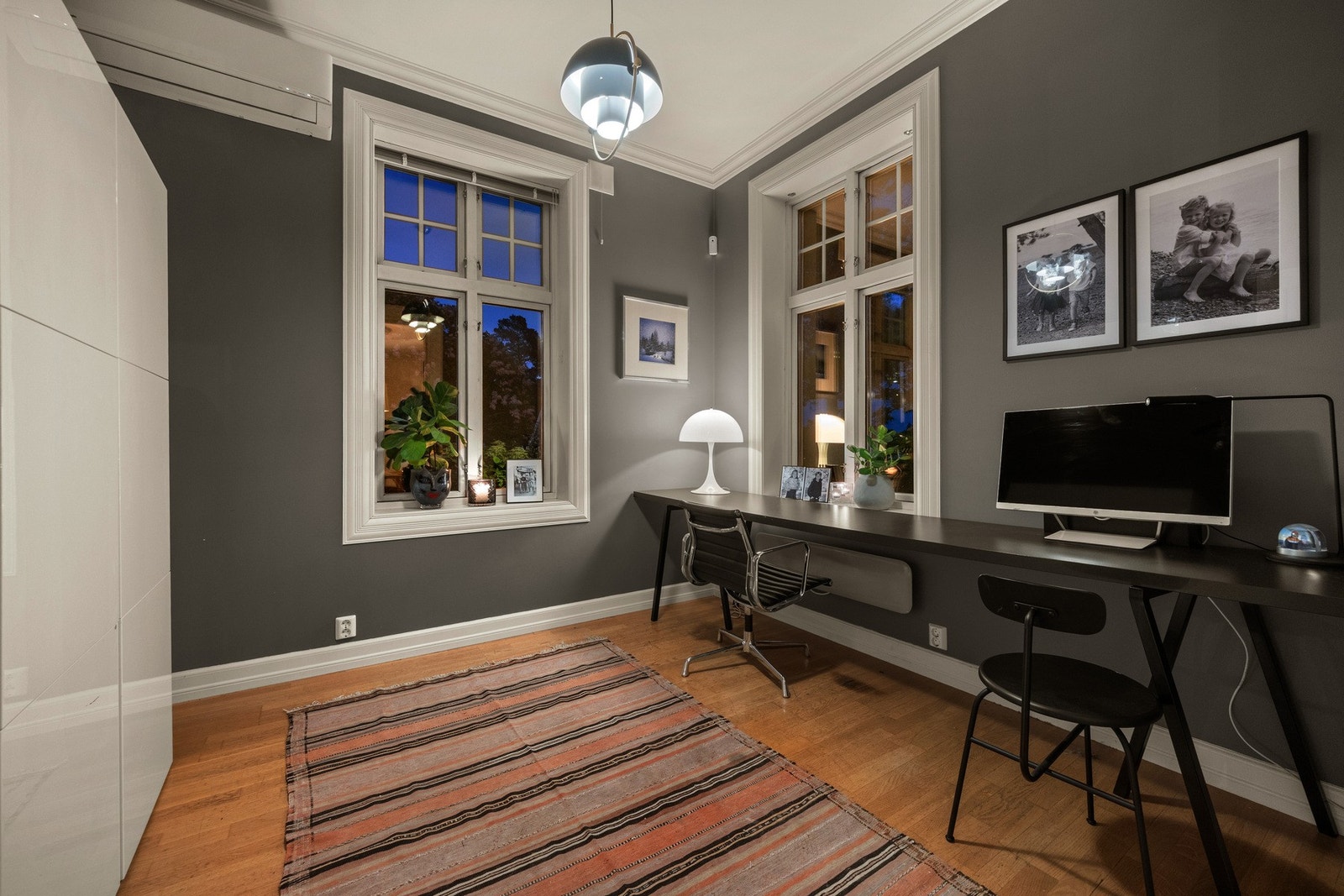 Ved spisestuedelen er det et praktisk kontor/stue. Galleribilde