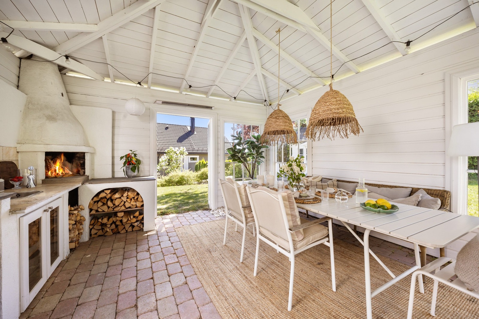 Lysthuset har en murt peis som gir varme under kjøligere dager. Galleribilde