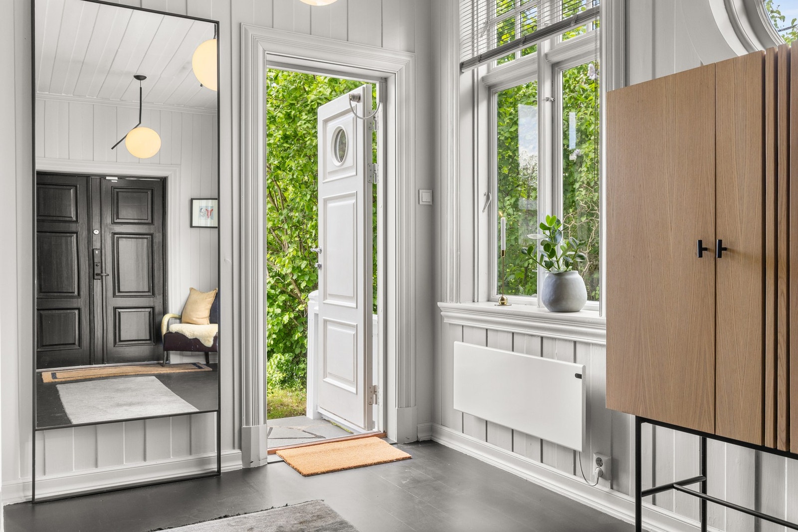 Utgang til en av boligens terrasser fra entréen Galleribilde