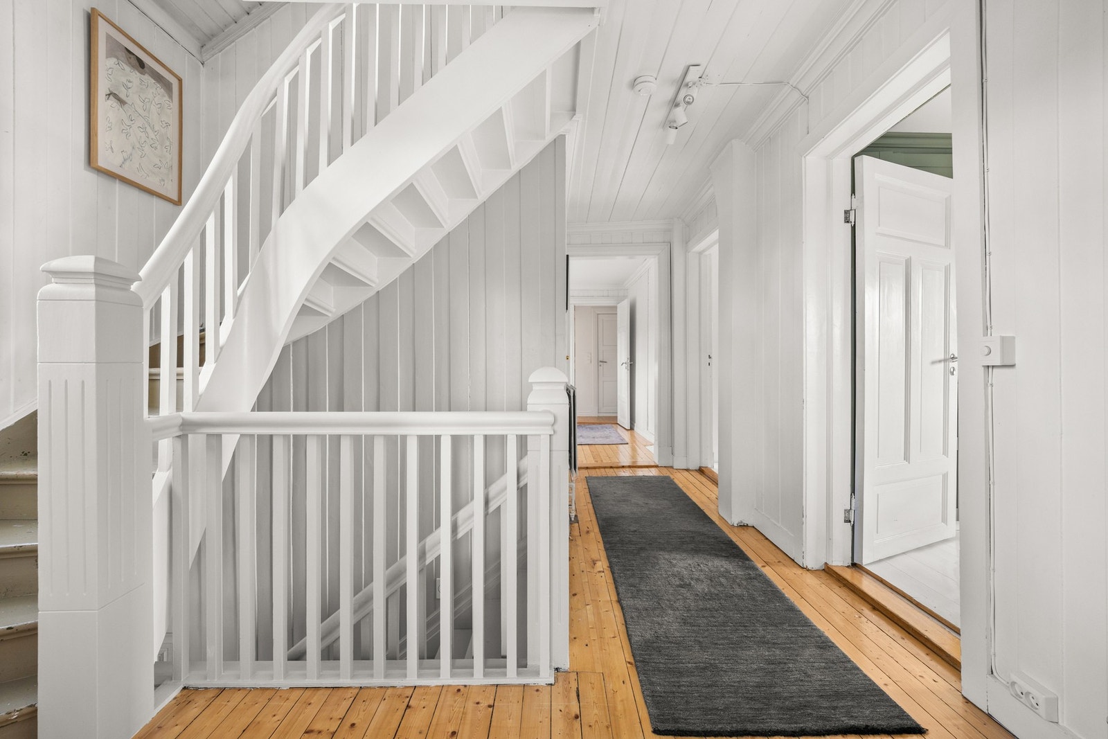 Gang i 2. etasje og trapp opp til loftetasje. Galleribilde