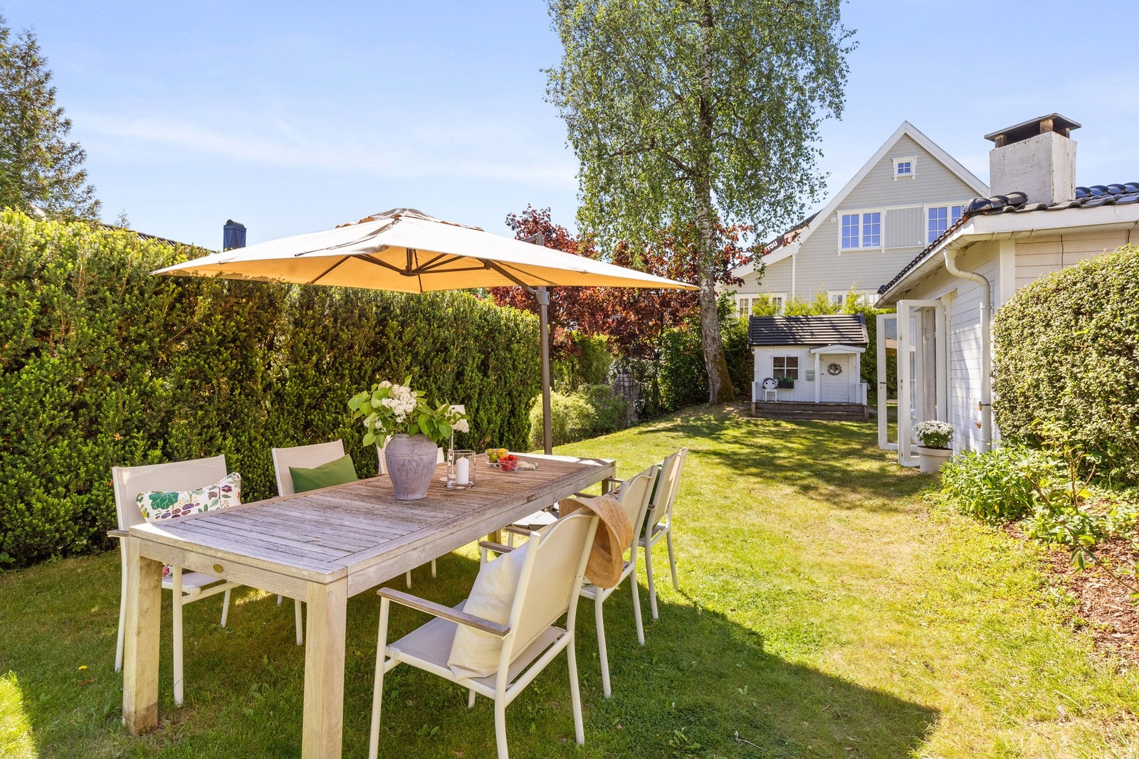 Det er god plass utemøblement som solsenger og sittegrupper. Galleribilde