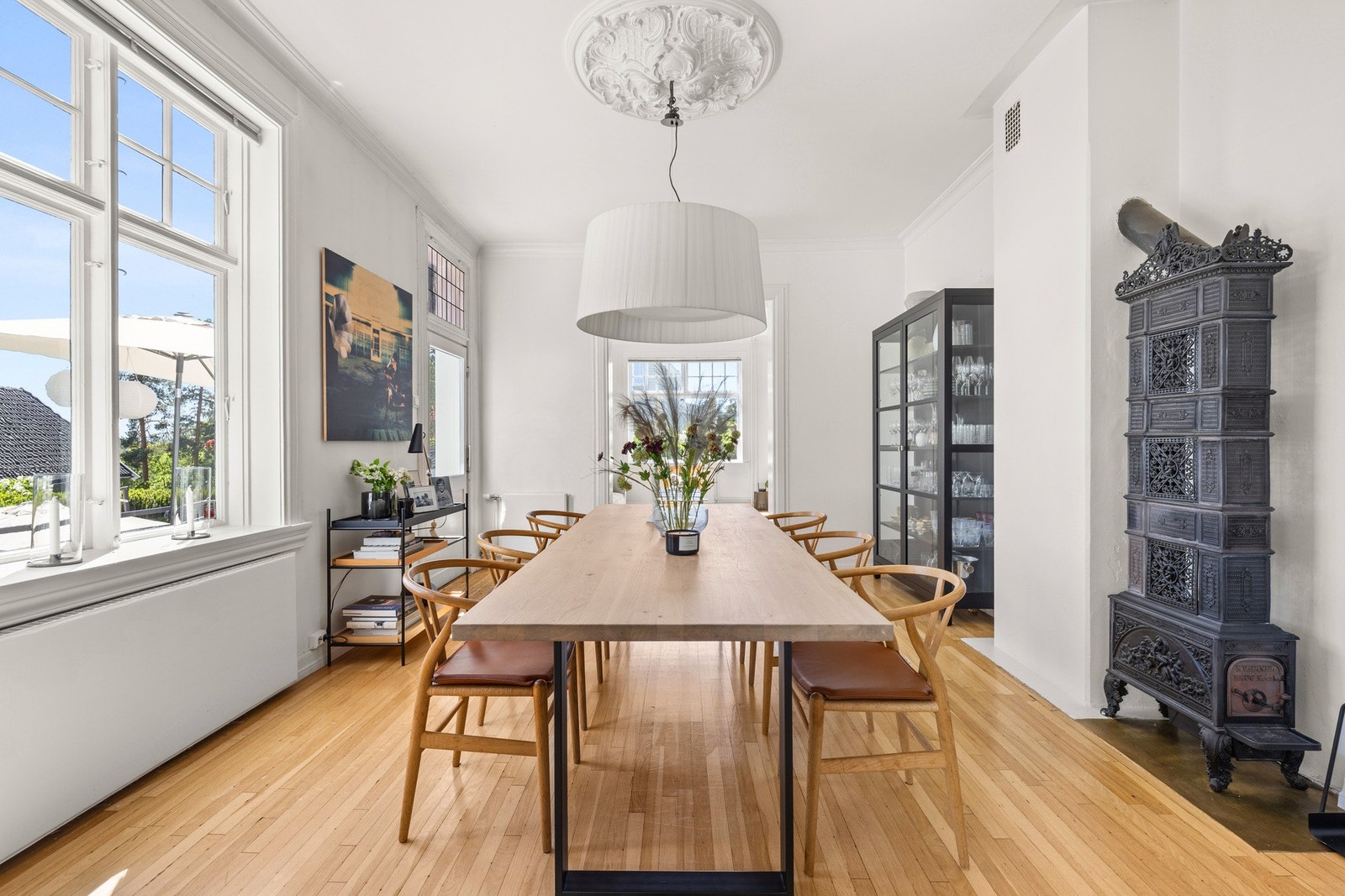 Her er det en klassisk vedovn som gir rikelig med varme. Galleribilde