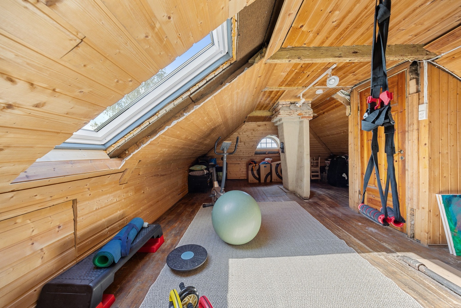Boligen byr på et praktisk loft med mye lagringsplass og muligheter for trening. Galleribilde