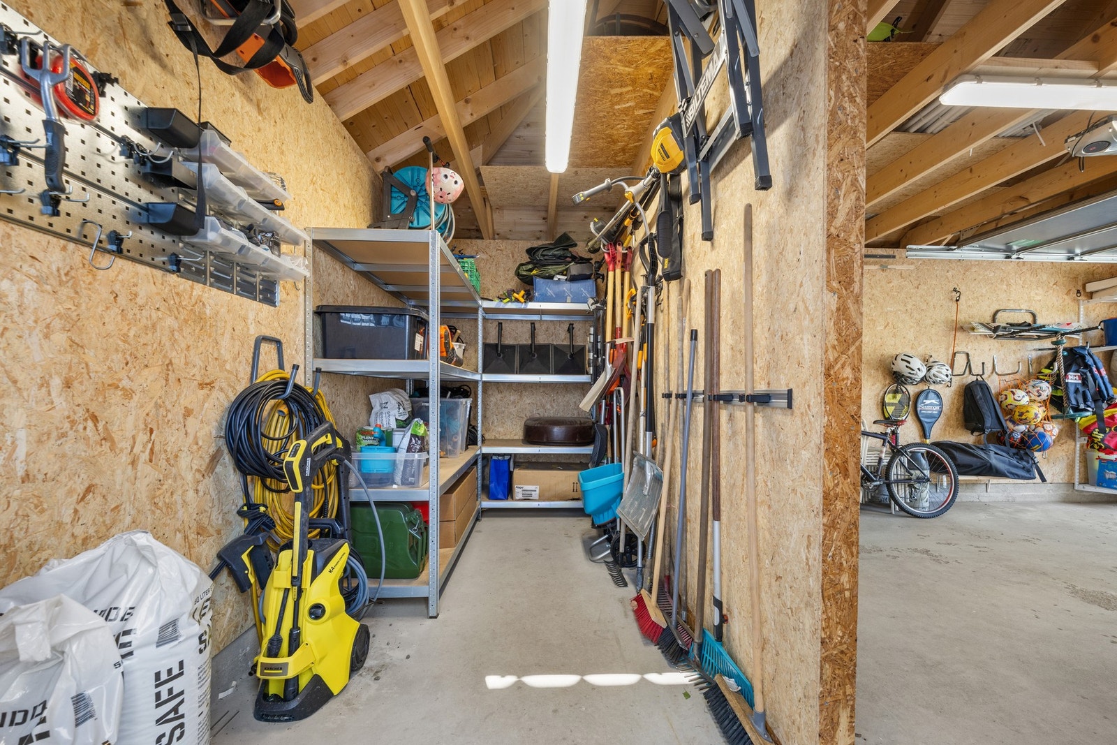Mye lagringsplass i boden bak garasjen. Galleribilde