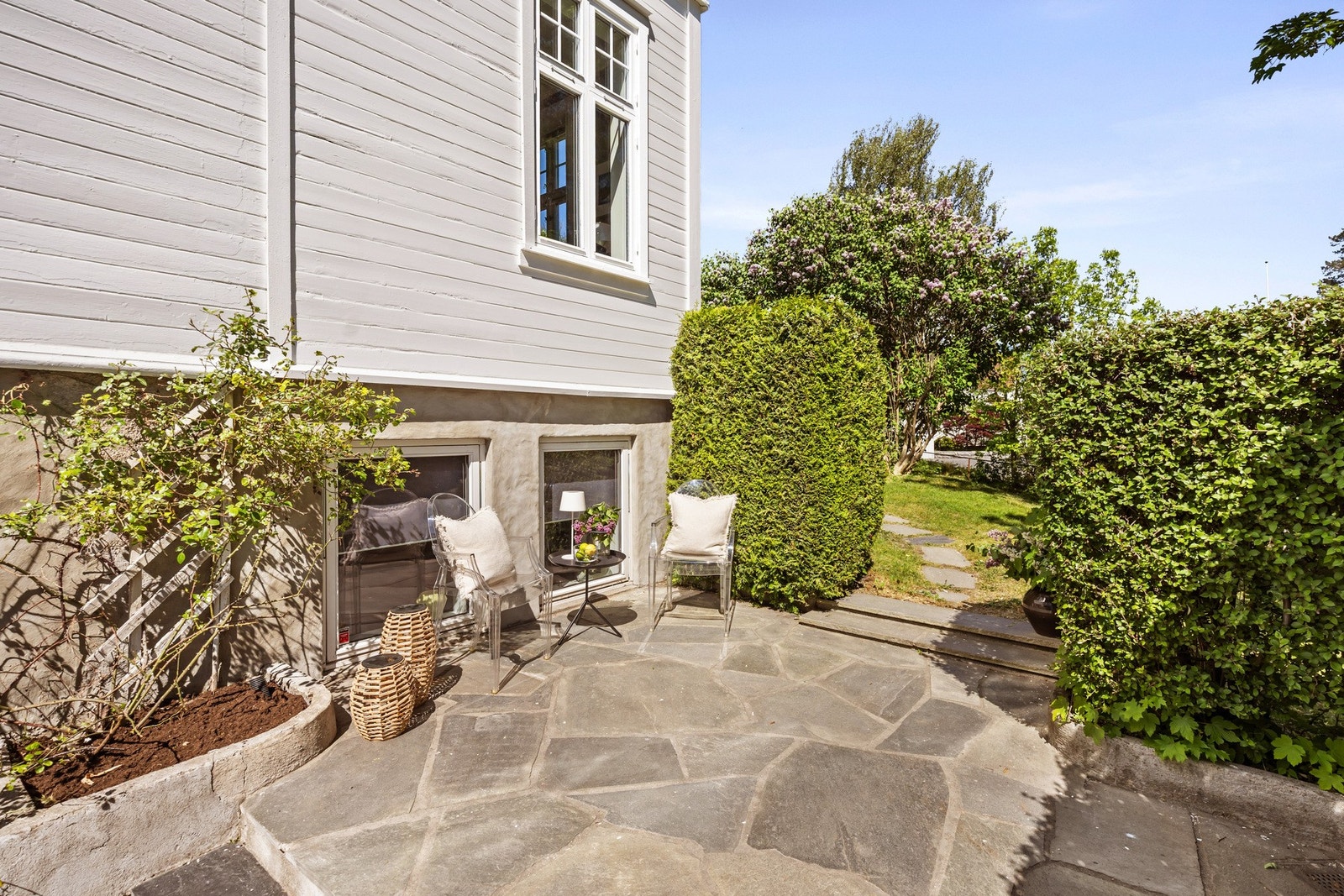 Egen hyggelig sitte gruppe foran underetasjen med separat inngang. Galleribilde