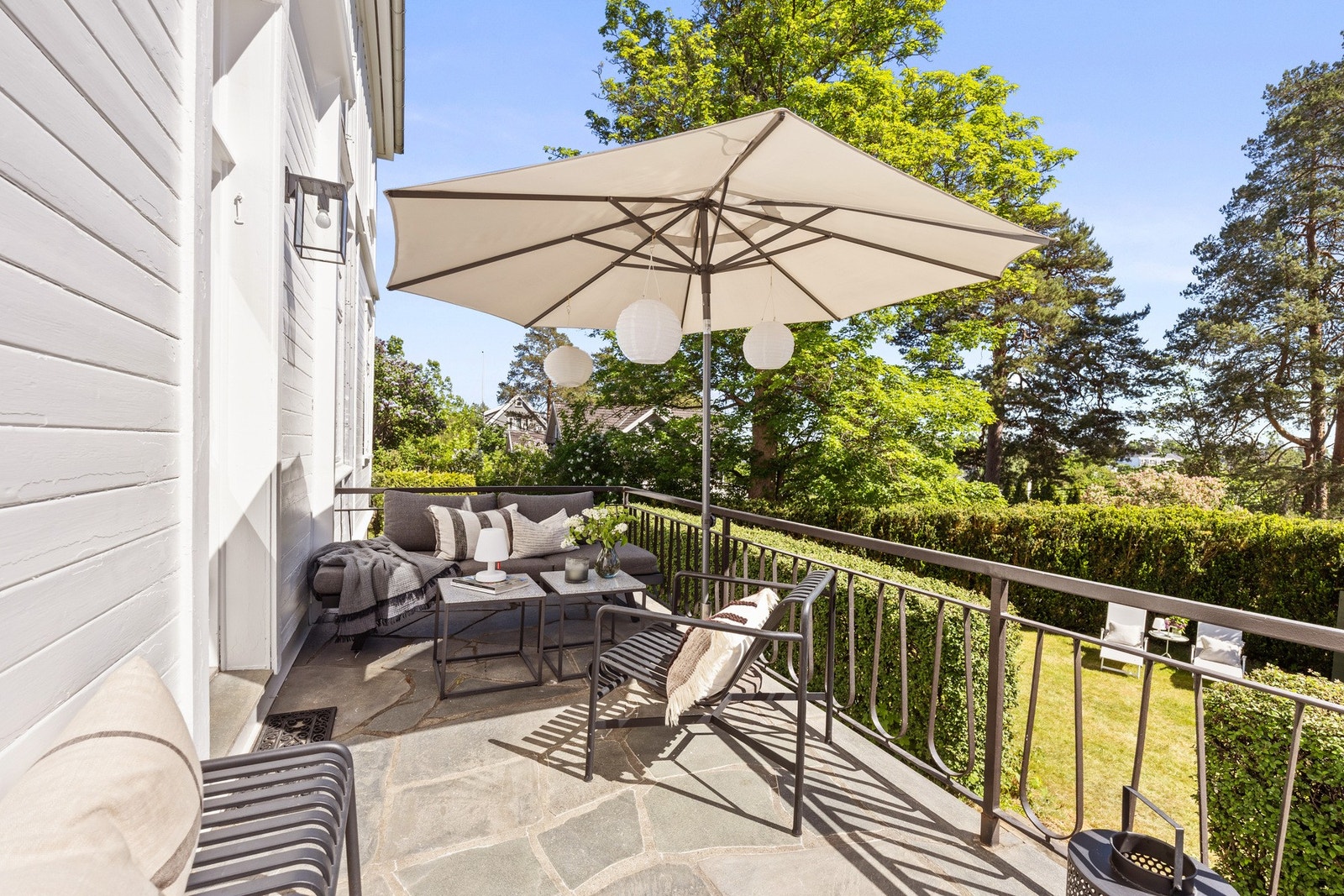 Boligen byr på svært koselige og solrike uteområder. Det er utgang fra stuen til en terrasse som har god plass til lounge m.m. Galleribilde