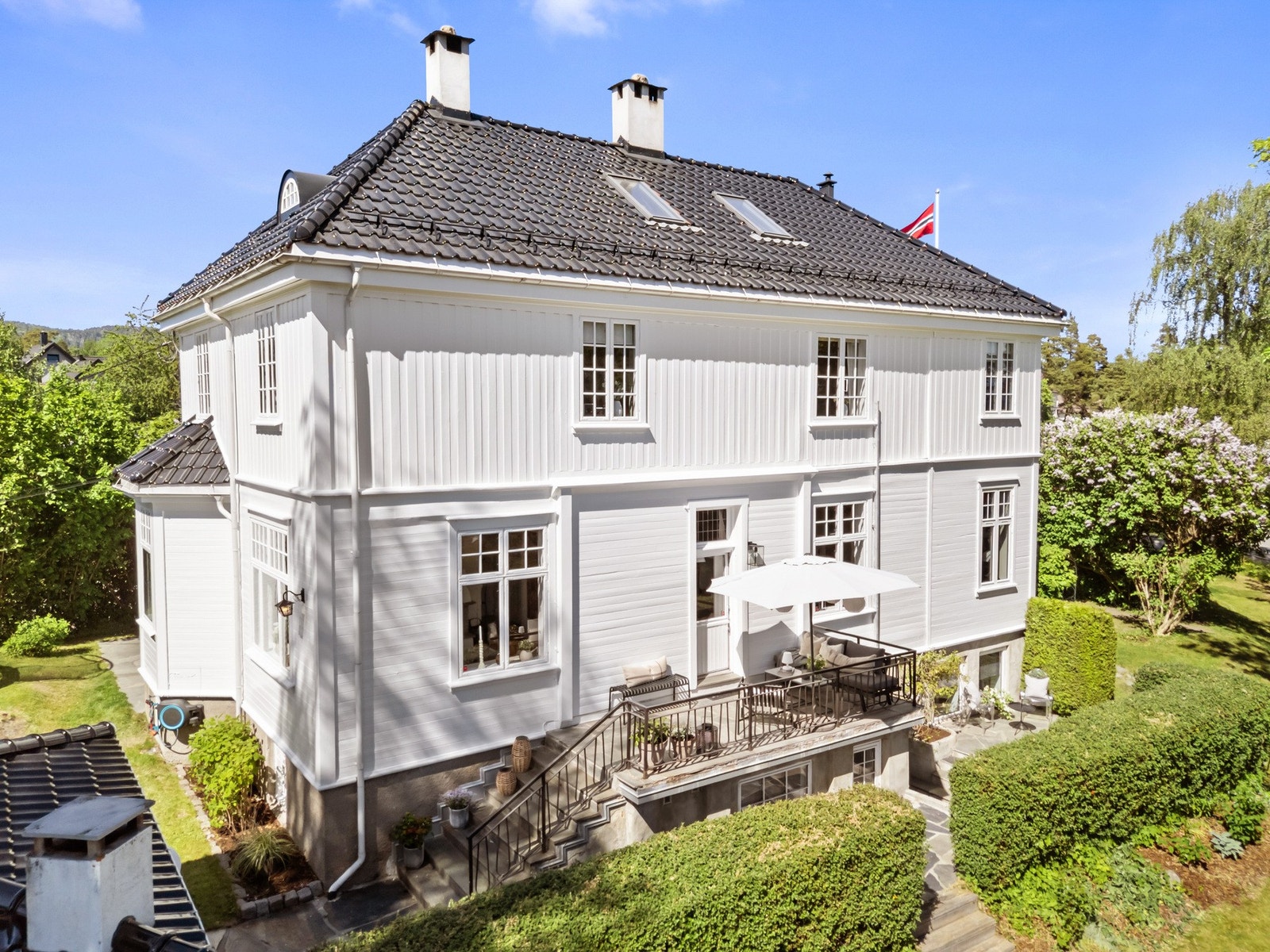 Boligen har nyere garasje og tak fra 2016, samt luft-til-luft varmepumpe installert i 2021. Galleribilde