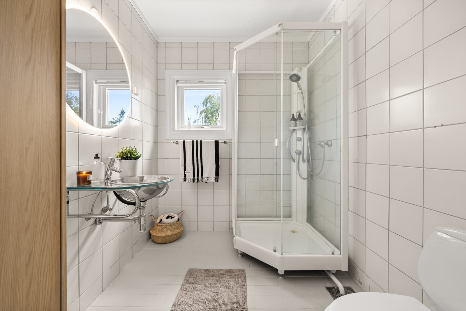 Baderom nr. 2 er pent flislagt. Galleribilde