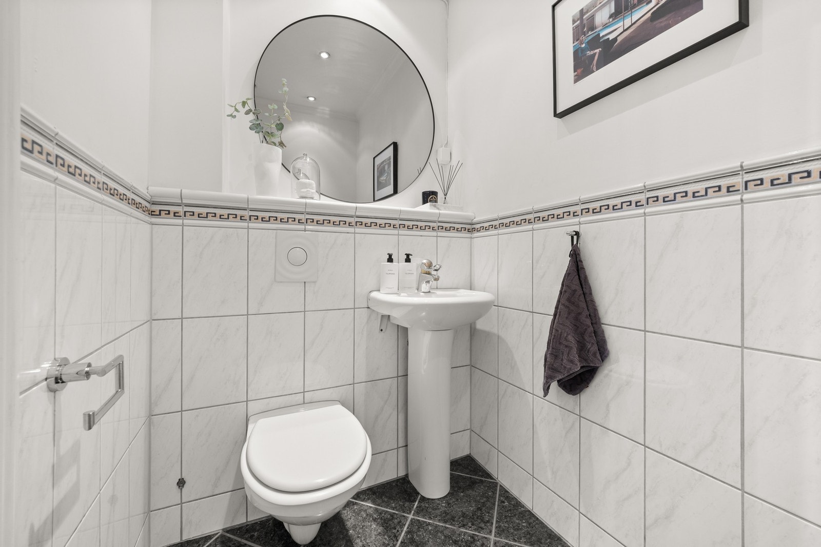 Eget gjestetoalett i 1. etasje. Galleribilde